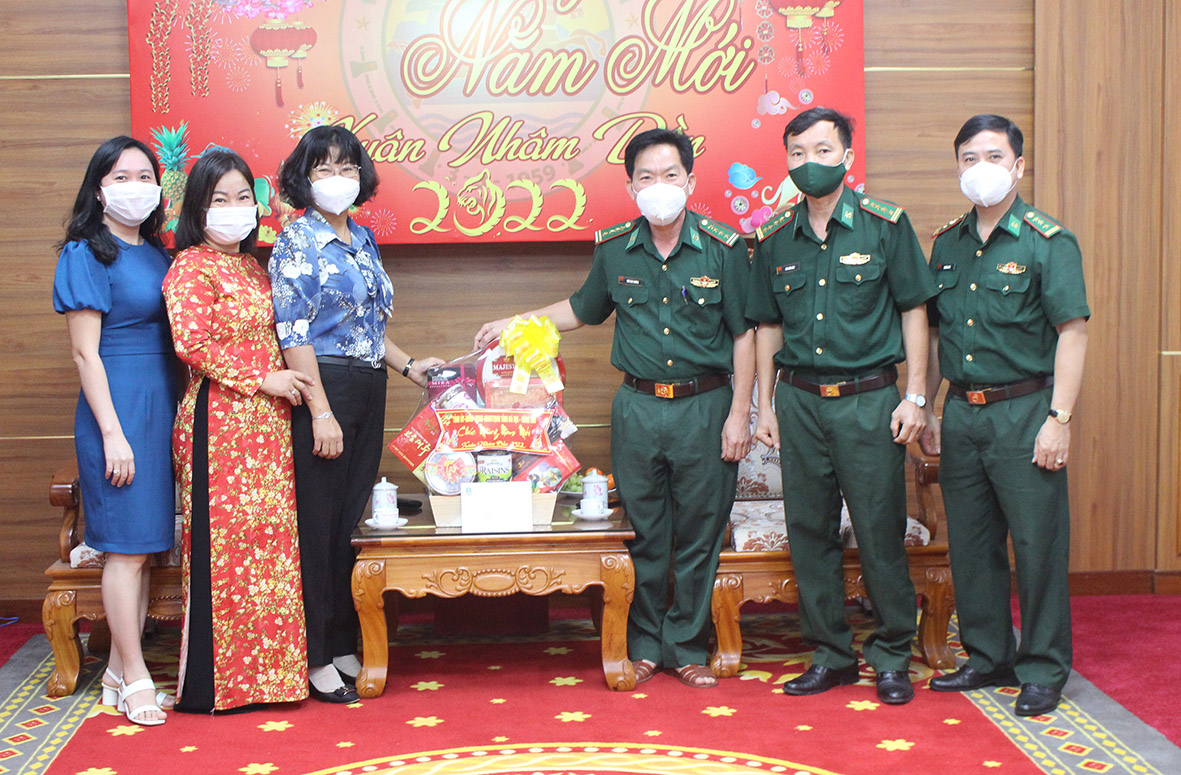 Đoàn do Đại tá Trần Thị Kim Phụng, Phó Giám đốc Công an tỉnh làm Trưởng Đoàn thăm, chúc Tết Bộ Chỉ huy Bộ đội biên phòng tỉnh. Ảnh: HOÀNG HƯỜNG