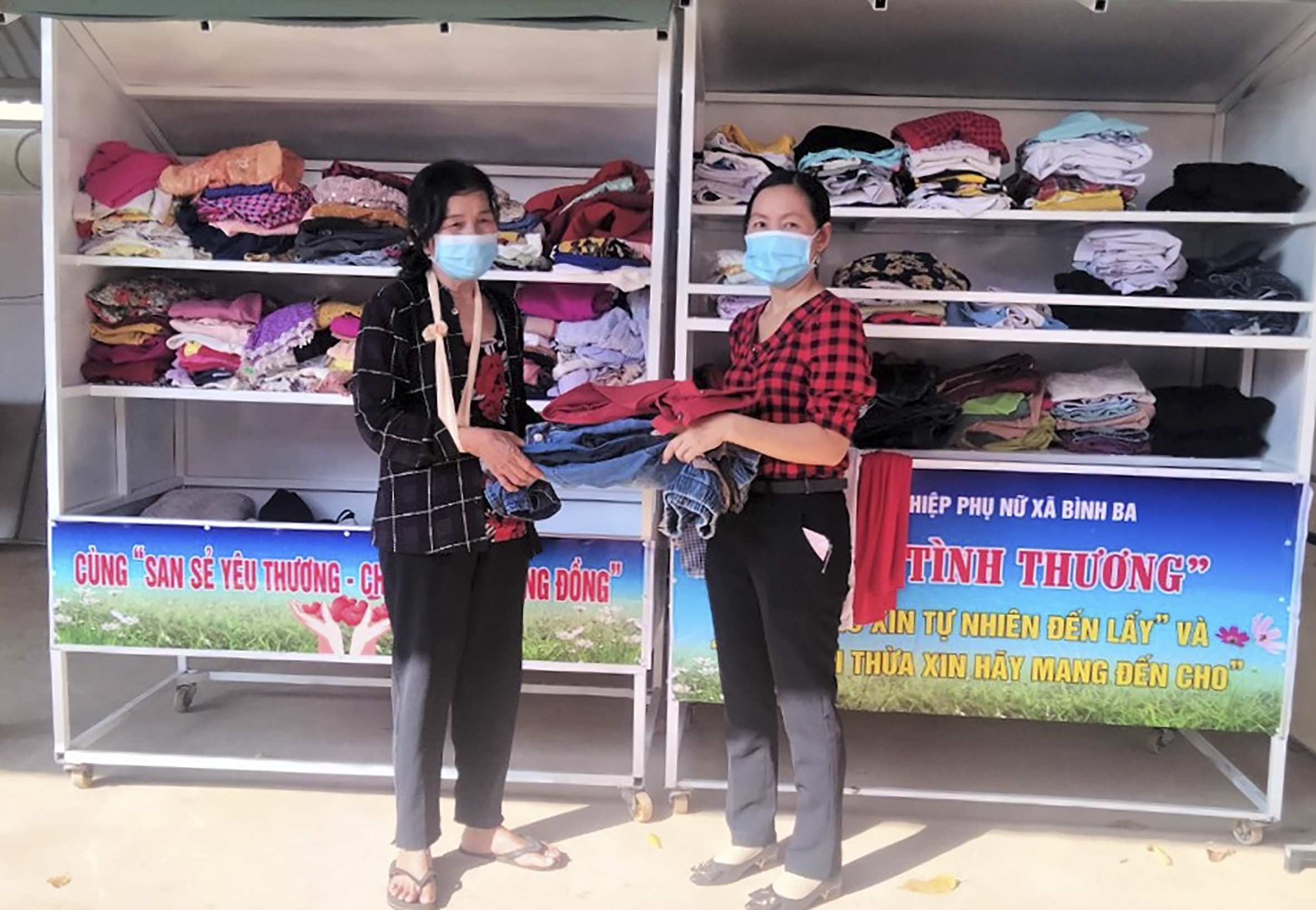 Đại diện Hội LHPN xã Bình Ba trao quần áo cho người dân có hoàn cảnh khó khăn tại Lễ ra mắt  mô hình “Tủ áo tình thương”.
