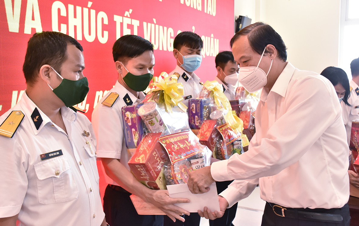 Ông Nguyễn Văn Thọ, Chủ tịch UBND tỉnh tặng quà cho đại diện các đơn vị trực thuộc Bộ Tư lệnh Vùng 2 Hải quân.