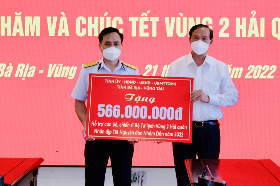 Ông Nguyễn Văn Thọ, Chủ tịch UBND tỉnh trao bảng tượng trưng số tiền 566 triệu đồng của Tỉnh ủy, HĐND, UBND, UBMTTQ Việt Nam tỉnh hỗ trợ cán bộ, chiến sĩ Vùng 2 Hải quân đón Tết.