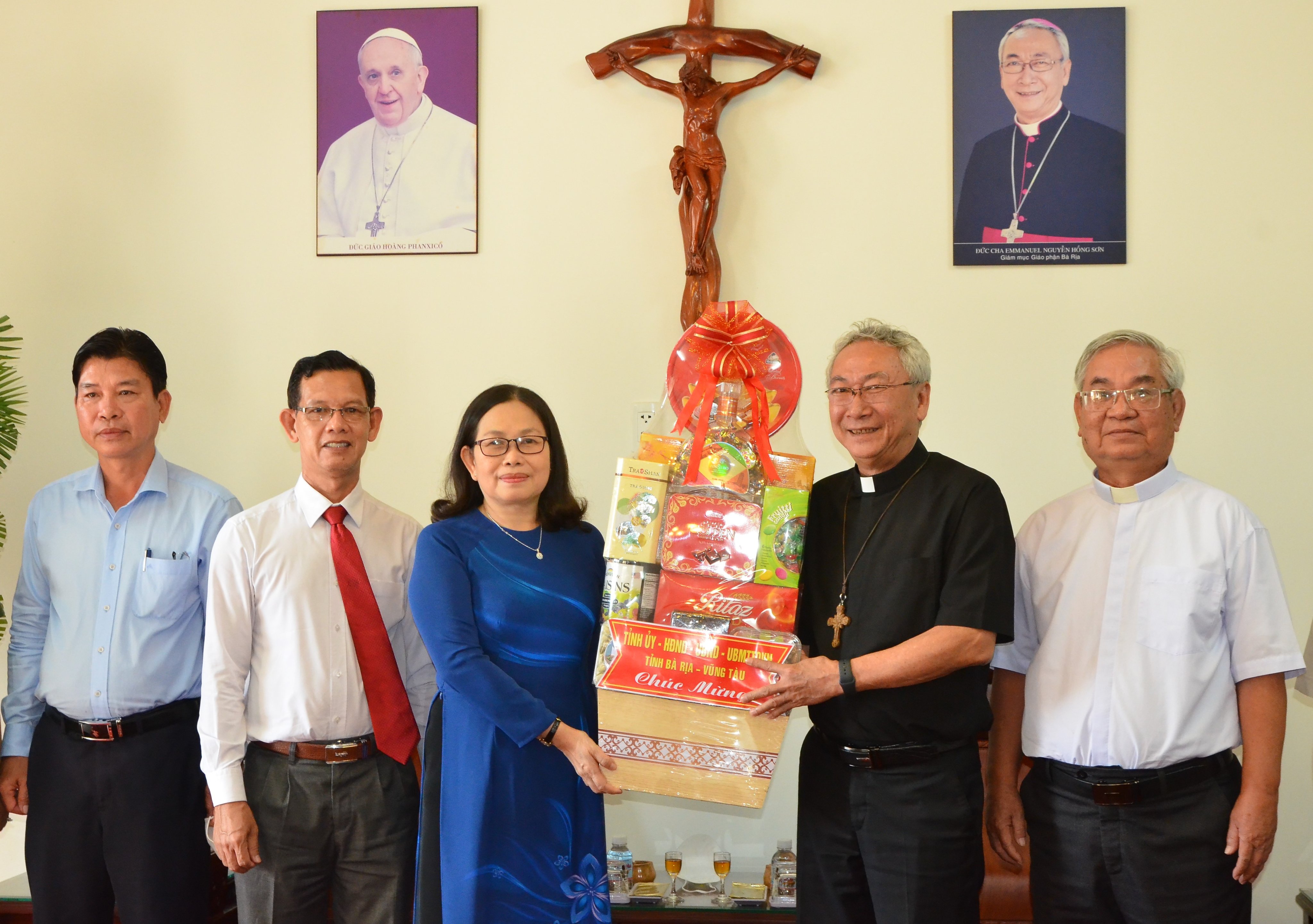 Bà Nguyễn Thị Yến, Phó Bí thư Thường trực Tỉnh ủy, Trưởng Đoàn ĐHQH tỉnh tặng quà Tết Tòa Giám mục Bà Rịa. Ảnh: CẨM NHUNG