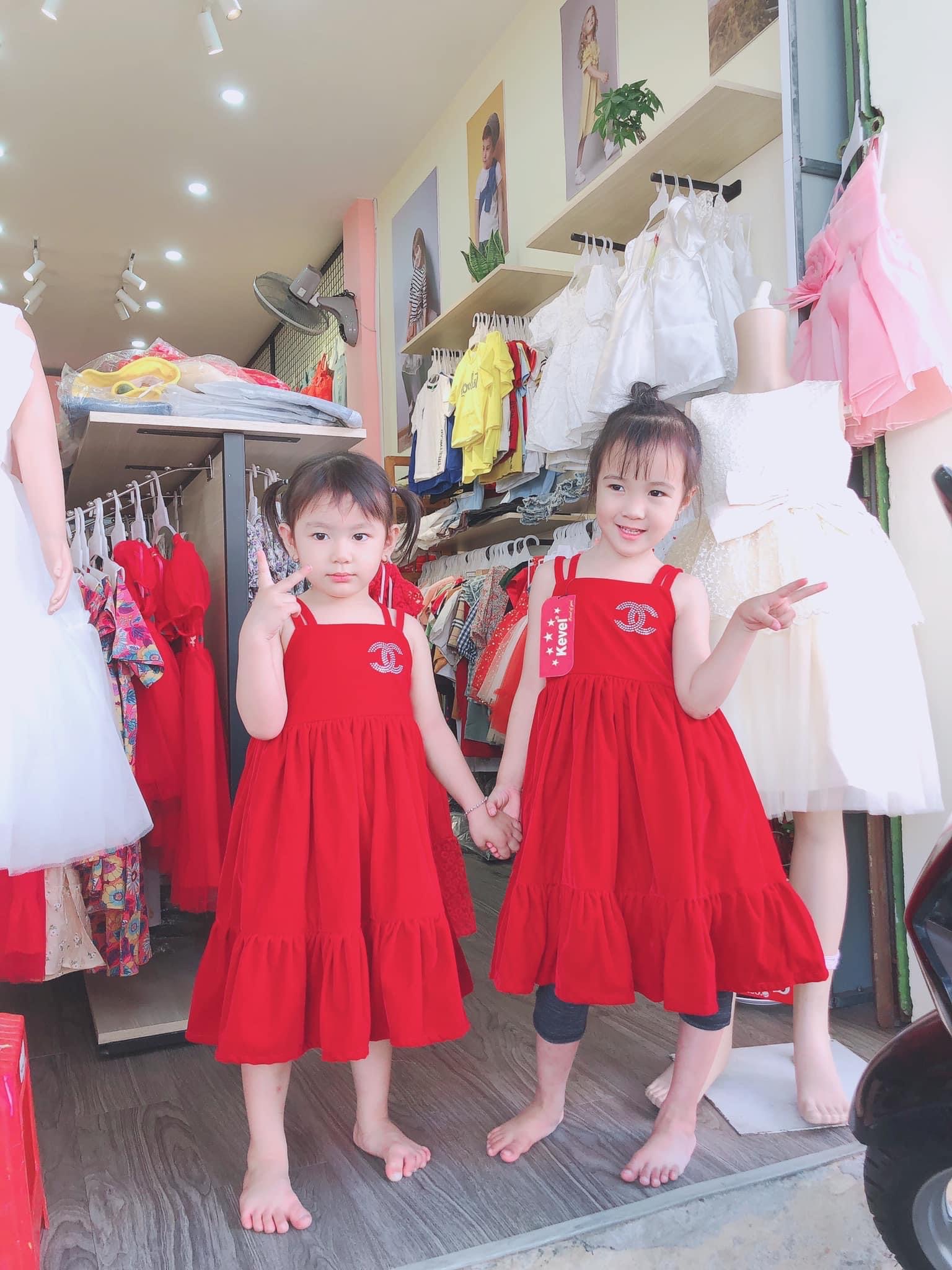 Các em nhỏ thử đồ mới tại shop Ánh Tuyết (Nguyễn Văn Trỗi, TP. Vũng Tàu).