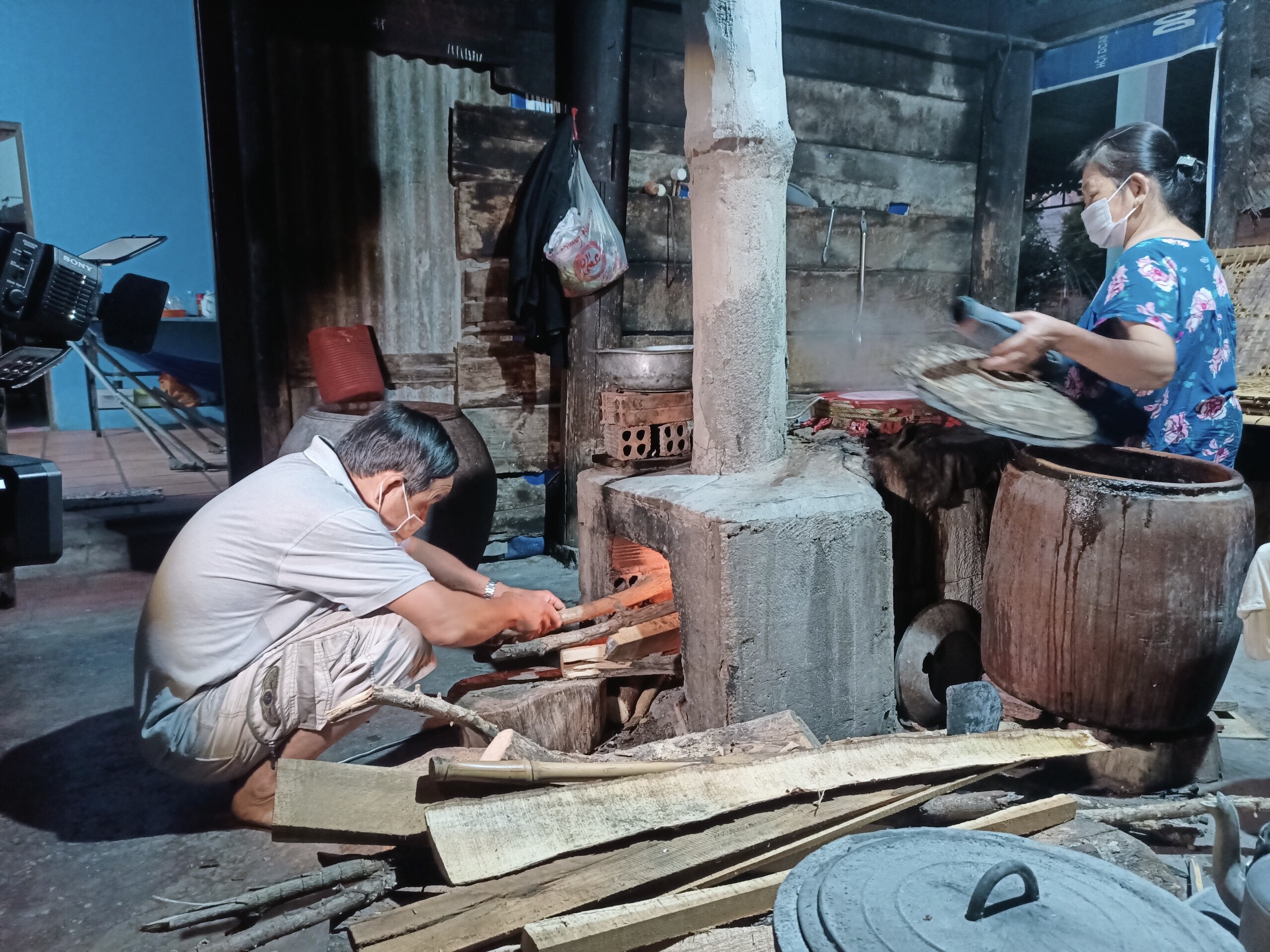 Để kịp thời gian giao bánh, vợ chồng bà Phan Thị Nhung (ở ấp An Lộc, xã An Ngãi, huyện Long Điền) phải thức dậy từ 3, 4 giờ để làm bánh.