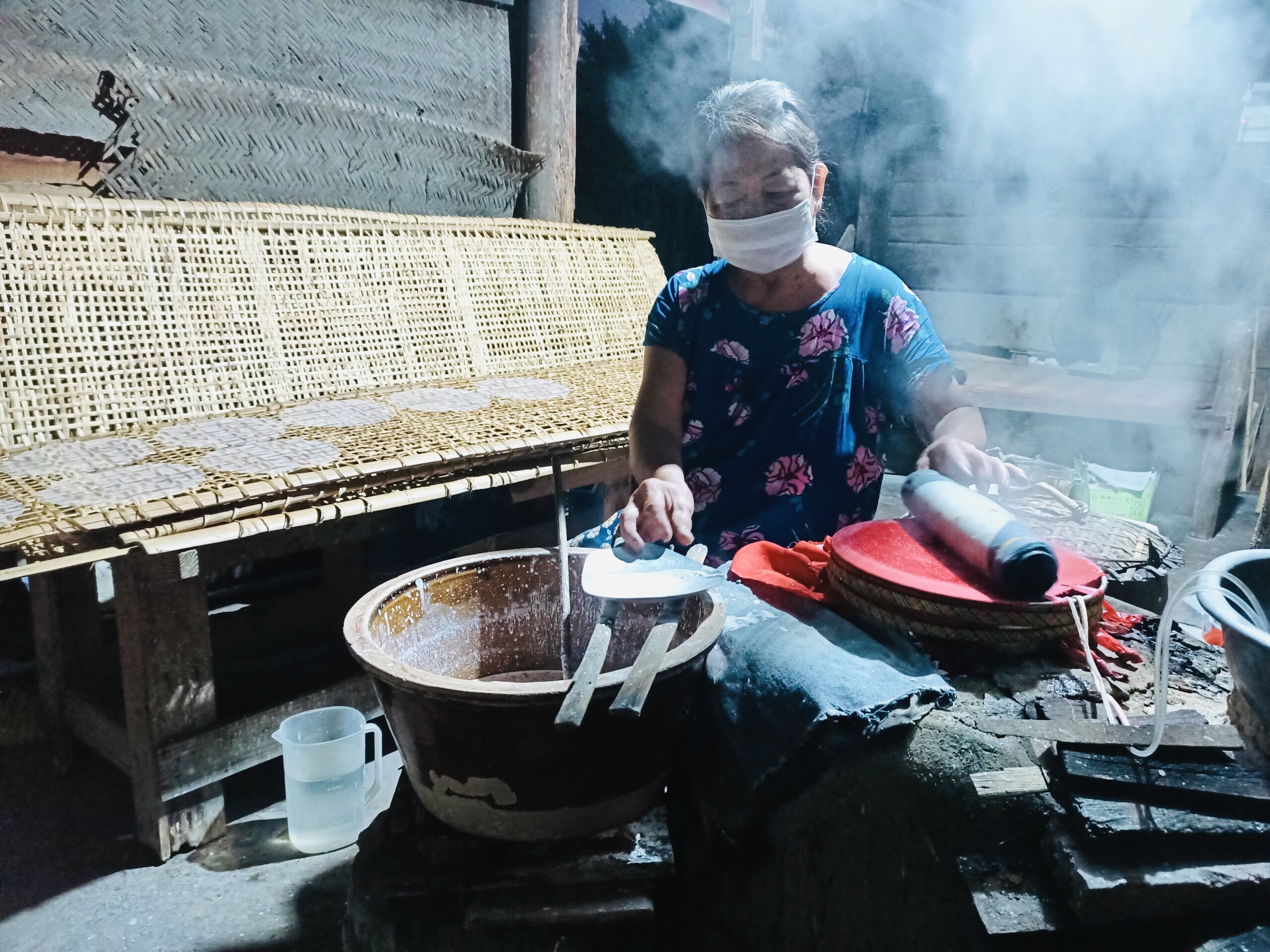 Bà Phan Thị Nhung (ở ấp An Lộc, xã An Ngãi, huyện Long Điền) luôn tay tráng bánh để kịp phơi nắng.