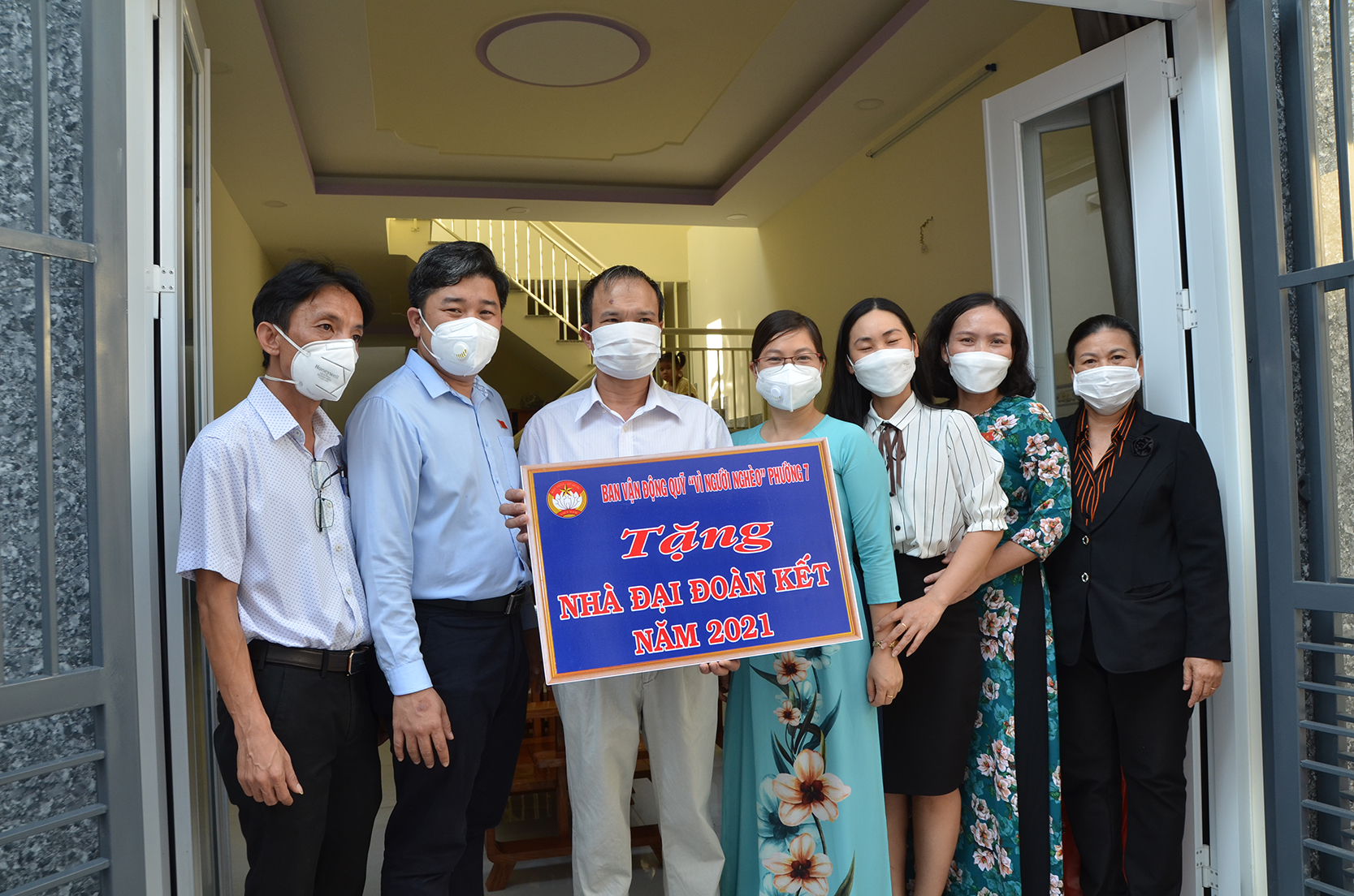 Ông Cao Văn Triên (thứ 3 từ trái qua) vui mừng tại lễ nhận nhà Đại đoàn kết.