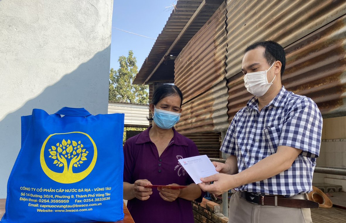 Ông Nguyễn Văn Tiện, Phó Chủ tịch Công đoàn, Trưởng Phòng Báo Điện tử tặng quà cho gia đình bà Nguyễn Thị Mỹ Hạnh (ấp Tân An, xã Phước Tân, huyện Xuyên Mộc).