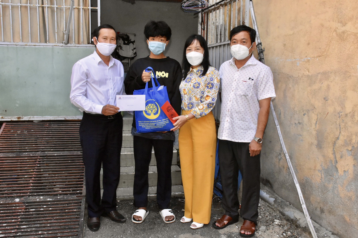 Lãnh đạo Báo Bà Rịa - Vũng Tàu và Công đoàn HODECO tặng quà Tết cho em Đoàn Nguyễn Ngọc Tuấn (160/20 Hoàng Hoa Thám, TP. Vũng Tàu).