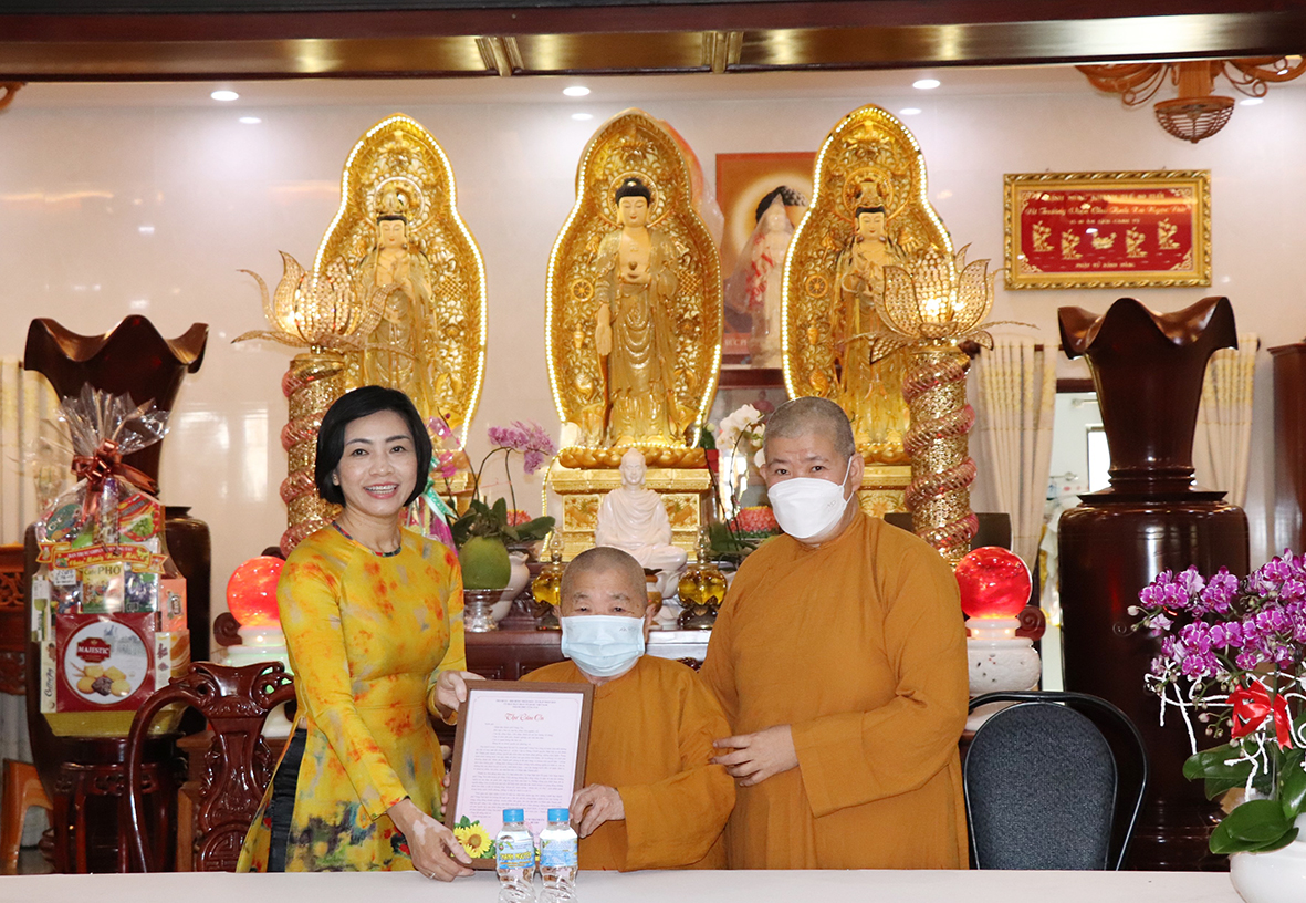 Bà Lê Thị Thanh Bình, Phó Bí thư Thường trực Thành ủy, Chủ tịch HĐND TP.Vũng Tàu trao Thư cảm ơn Tịnh xá Ngọc Đức về những đóng góp trong công tác phòng, chống dịch COVID-19.