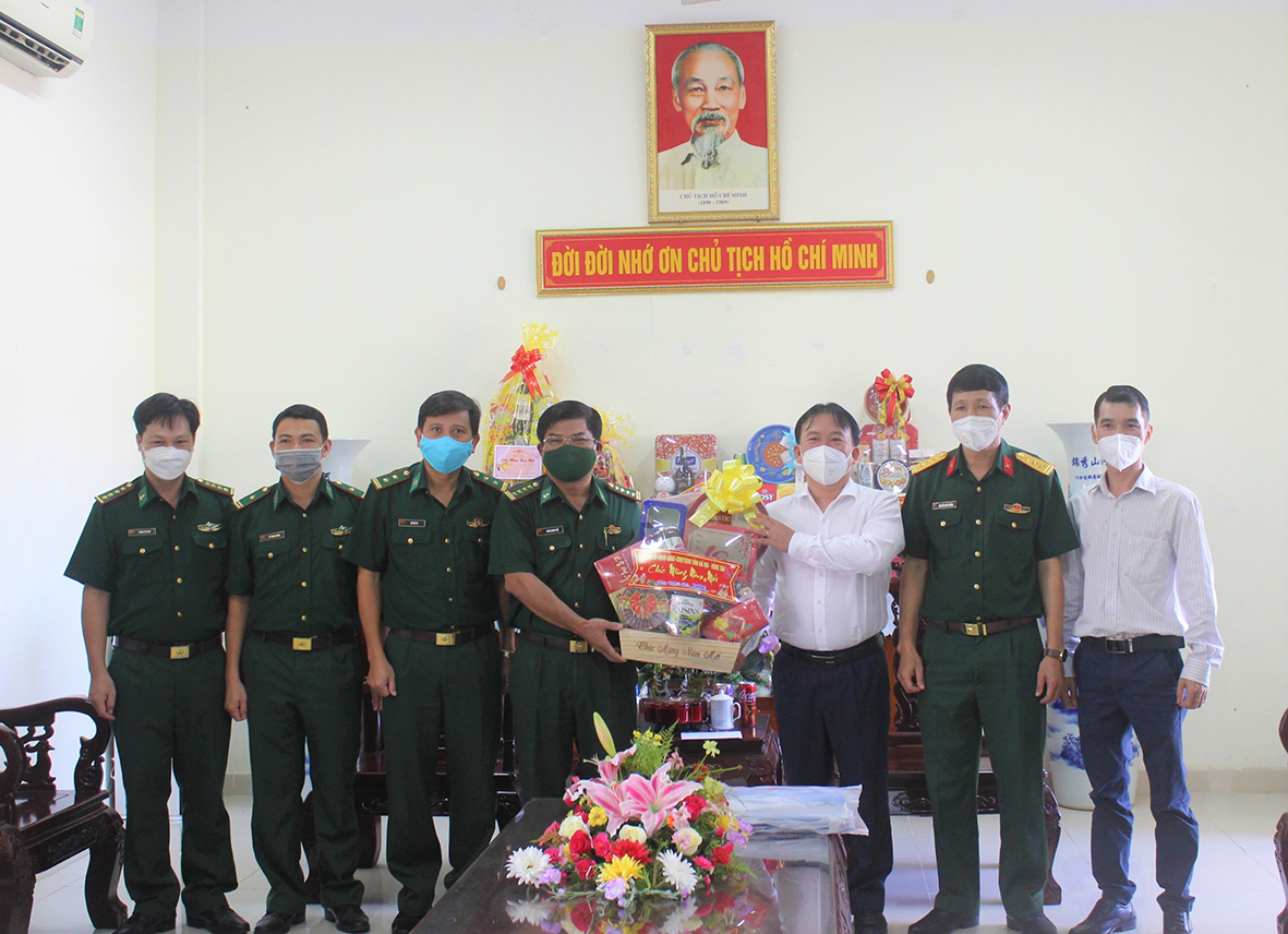 Ông Trần Tuấn Lĩnh, Ủy viên Ban Thường vụ Tỉnh ủy, Trưởng Ban Nội chính Tỉnh ủy thăm, chúc Tết, tặng quà và động viên cán bộ, chiến sĩ Hải đoàn 18 - Bộ Tư lệnh Bộ đội Biên phòng. Ảnh: KHÁNH CHI