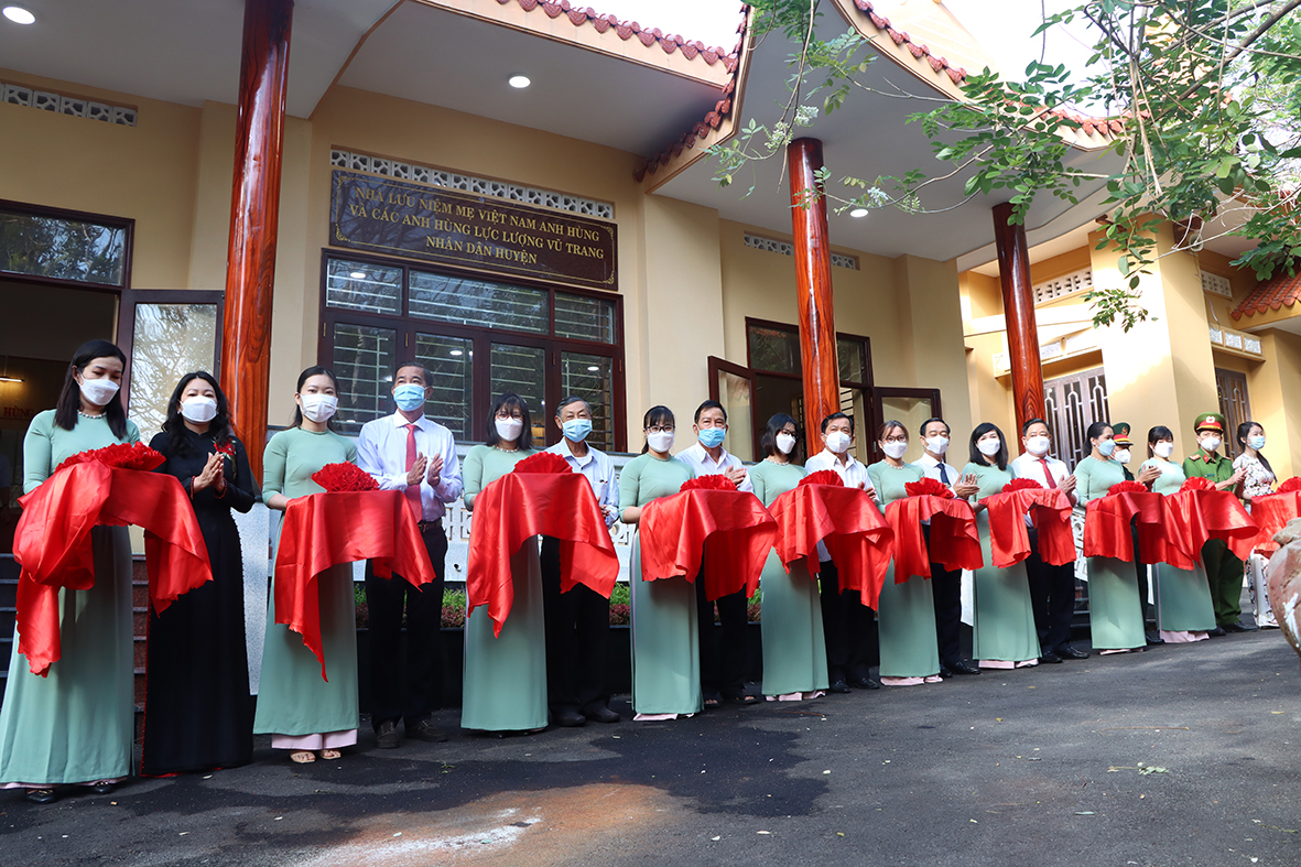 Lãnh đạo huyện Đất Đỏ cắt băng khánh thành Nhà lưu niệm Mẹ Việt Nam Anh hùng và Anh hùng Lực lượng vũ trang nhân dân huyện. Ảnh: TUẤN VŨ