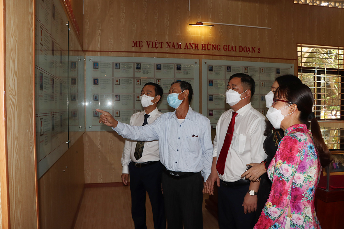 Các đại biểu tham quan Nhà lưu niệm Mẹ Việt Nam Anh hùng và Anh hùng Lực lượng vũ trang nhân dân huyện. Ảnh: TUẤN VŨ