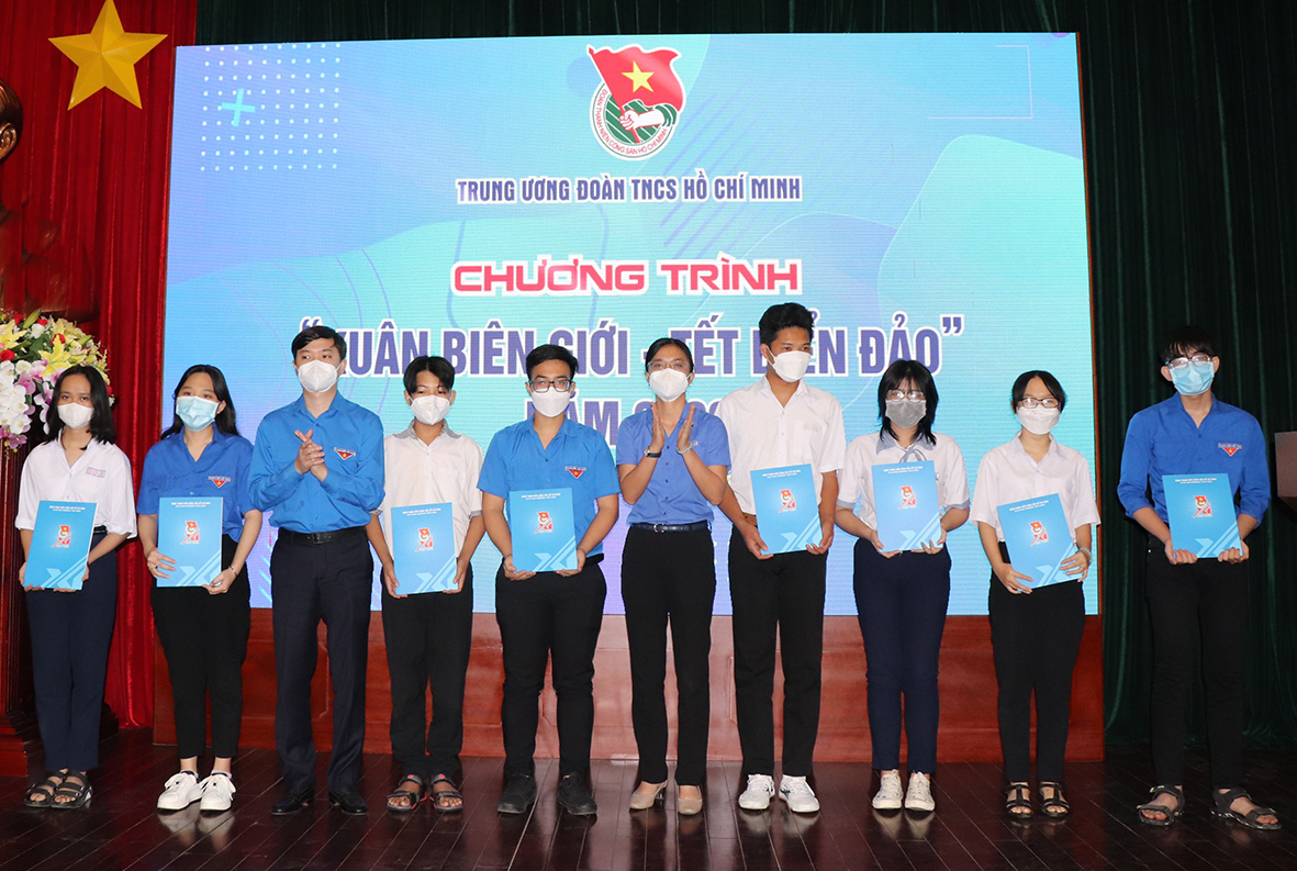Anh Nguyễn Minh Triết, Bí thư BCH Trung ương Đoàn, Chủ tịch Hội Sinh viên Việt Nam; chị Hồ Thị Ánh Tuyết, Bí thư Tỉnh Đoàn BR-VT tặng học bổng cho các em HS nghèo, hoàn cảnh khó khăn vươn lên trong học tập.