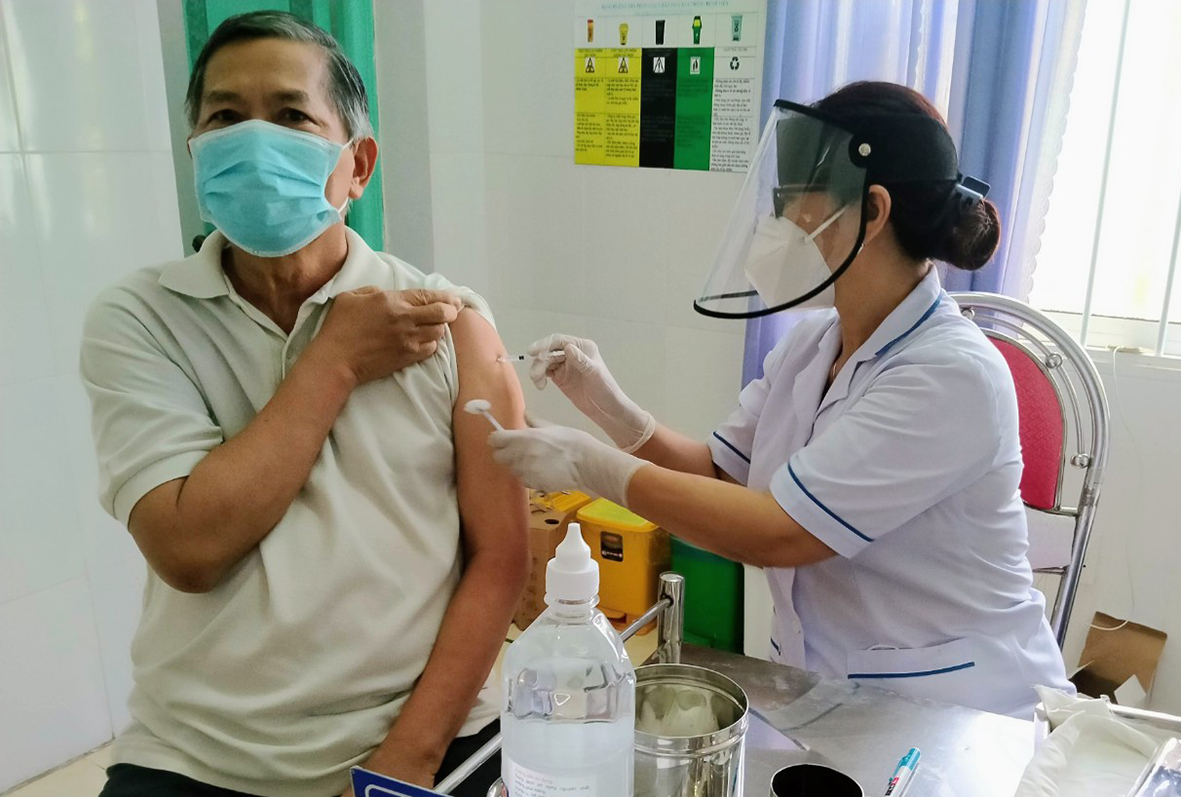 Nhân viên y tế tiêm vắc xin phòng COVID-19 mũi 3 cho người cao tuổi tại Trạm Y tế TT.Phước Bửu, huyện Xuyên Mộc. Ảnh: THANH HỒNG