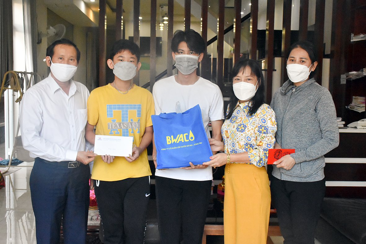 Bà Đỗ Nguyễn Hoàng Dung, Quyền Tổng Biên tập Báo Bà Rịa - Vũng Tàu; ông Phan Văn Dinh, Chủ tịch Công đoàn HODECO (bìa trái) tặng quà Tết cho gia đình em Nguyễn Lập Trường (221/20 Trương Công Định, TP. Vũng Tàu).