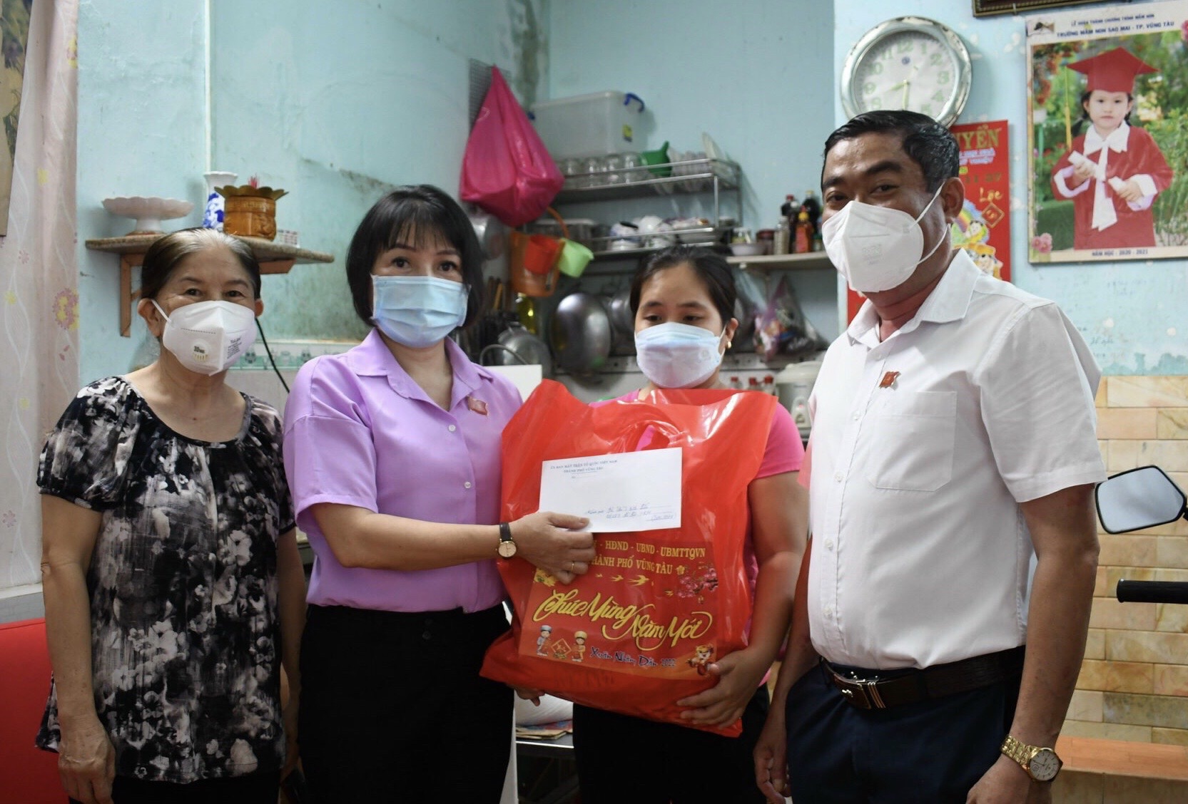 Đoàn do bà Mai Ngọc Oanh, Ủy viên Ban Thường vụ Thành ủy, Chủ tịch UBMTTQ Việt Nam TP. Vũng Tàu làm Trưởng Đoàn thăm, tặng quà gia đình chị Trần Thị Bích Liễu (81/28B Lê Lợi, phường 4). 