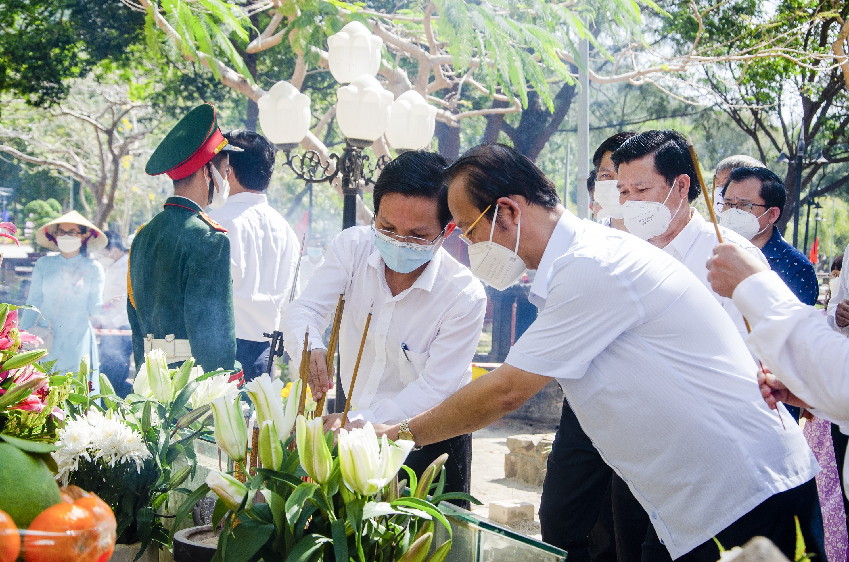 Cácđại biểu dâng hương tại mộ phần Anh hùng Lực lượng vũ trang nhân dân - liệt sĩ Võ Thị Sáu.