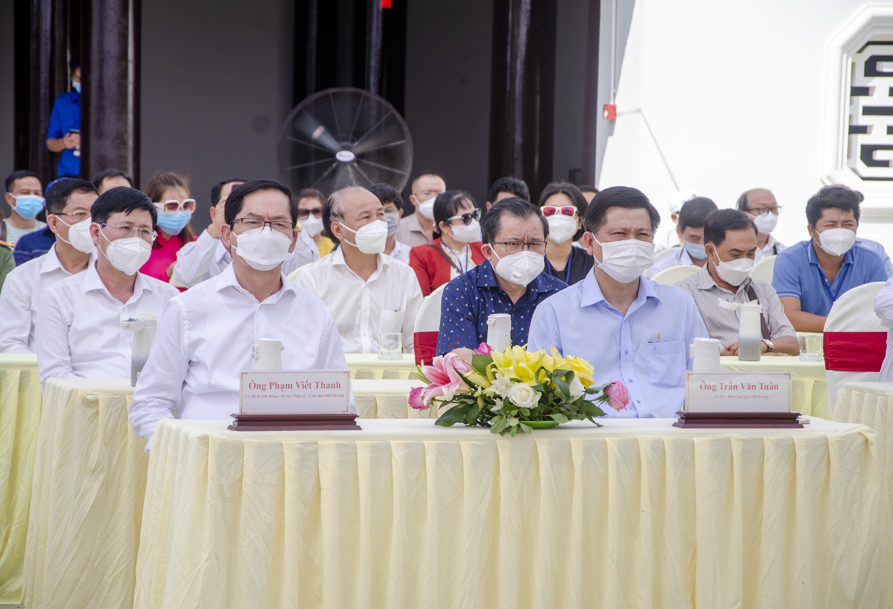 Ông Phạm Viết Thanh, Ủy viên Trung ương Đảng, Bí thư Tỉnh ủy, Chủ tịch HĐND tỉnh (hàng đầu thứ nhất từ trái qua cùng các Ủy viên Ban Thường vụ Tỉnh ủy, lãnh đạo UBND tỉnh, đại diện lãnh đạo các sở, ngành của tỉnh, cán bộ, chiến sĩ, các tầng lớp nhân dân huyện Côn Đảo tham dự Lễ giỗ.