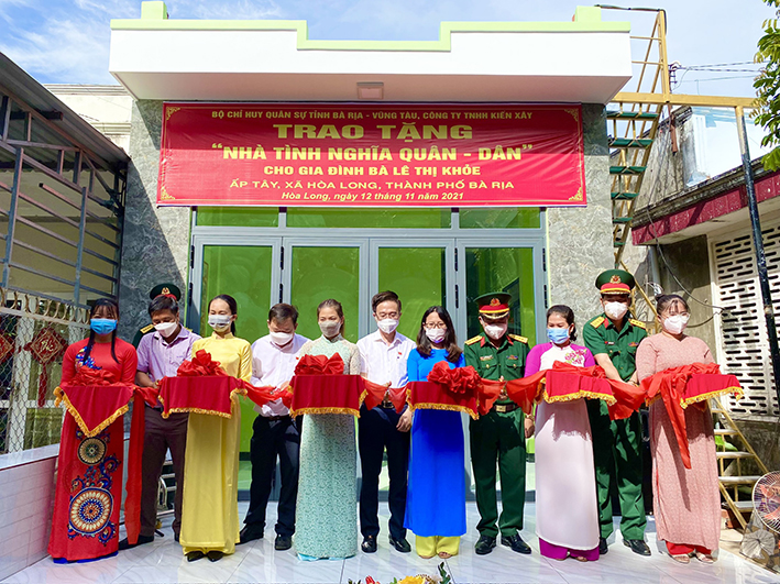 Đại diện Bộ CHQS tỉnh và chính quyền địa phương cắt băng khánh thành “Nhà tình nghĩa quân - dân” cho gia đình bà Lê Thị Khỏe (ấp Tây, xã Hòa Long, TP. Bà Rịa).