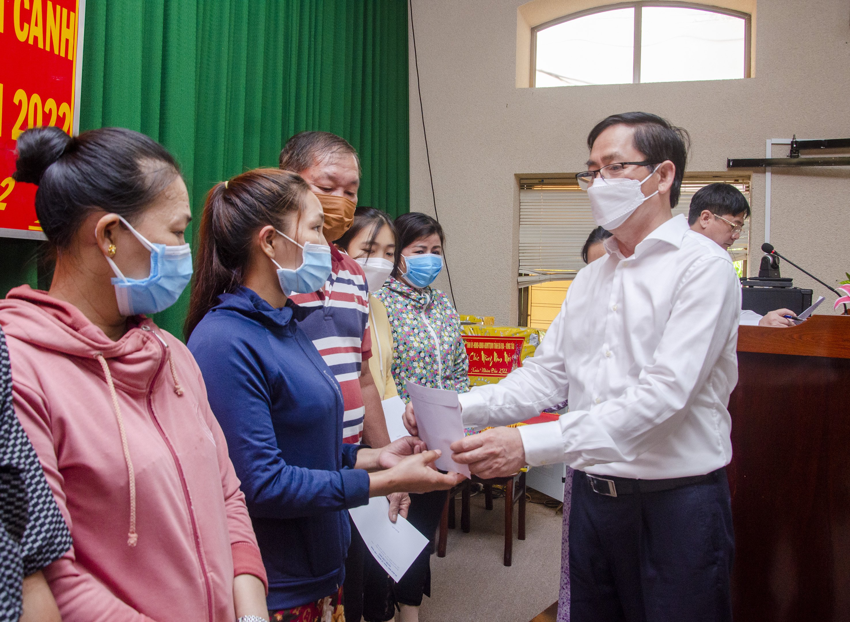 Ông Phạm Viết Thanh, Ủy viên Trung ương Đảng, Bí thư Tỉnh ủy, Chủ tịch HĐND tỉnh thăm, chúc Tết và tặng quà các gia đình có hoàn cảnh khó khăn do ảnh hưởng của dịch COVID-19 trên địa bàn huyện Côn Đảo.