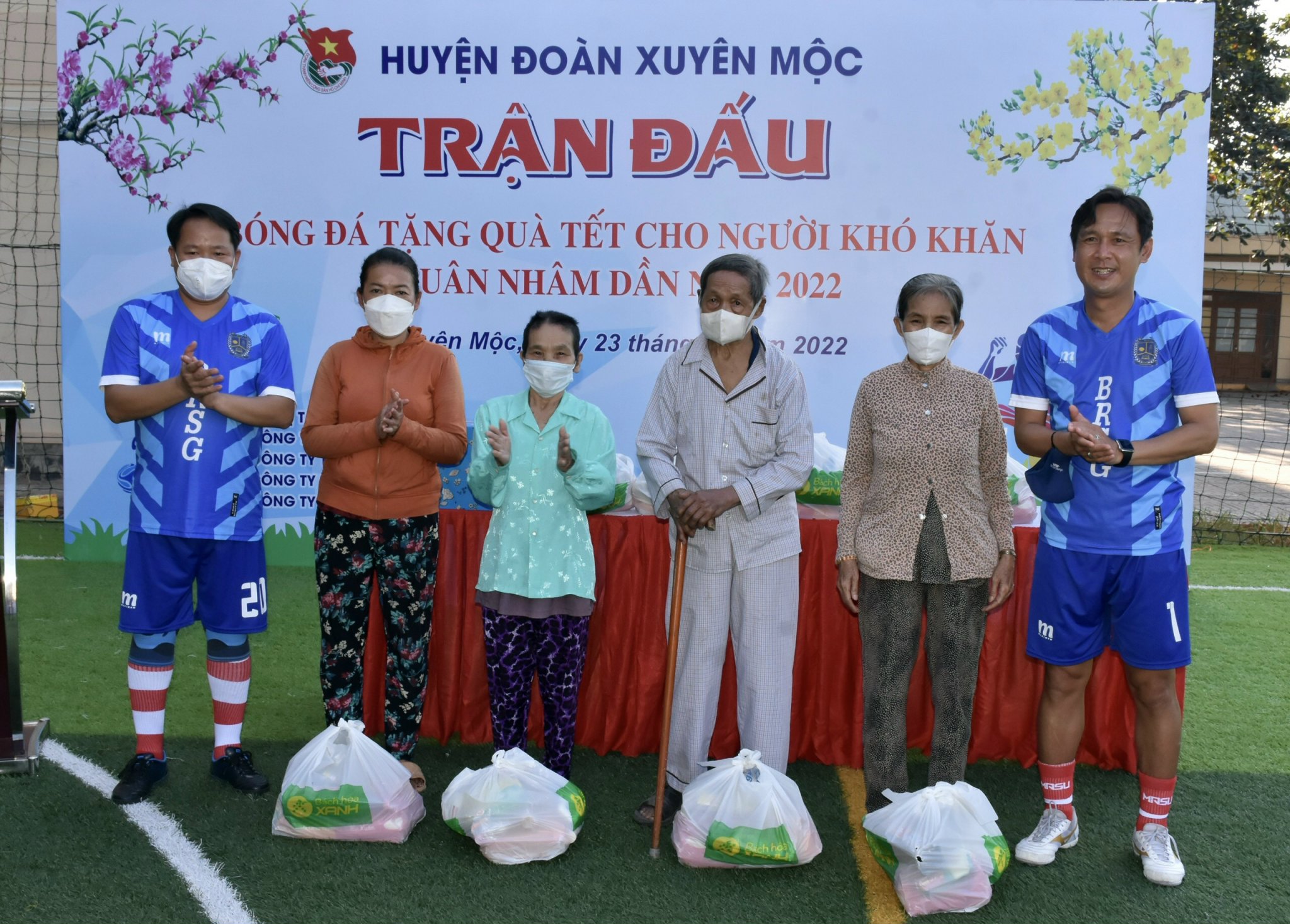 Đại diện CLB Bóng đá BR-VT trao tặng 10 phần quà là các nhu yếu phẩm trị giá 500 ngàn đồng/ suất cho người có hoàn cảnh khó khăn trên địa bàn huyện Xuyên Mộc.