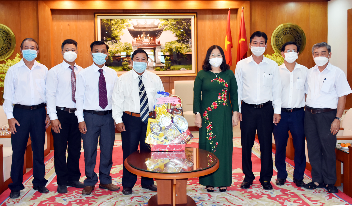 Bà Nguyễn Thị Yến, Phó Bí thư Thường trực Tỉnh ủy, Trưởng Đoàn ĐBQH tỉnh tiếp các vị chức sắc của Hội Truyền giáo cơ đốc Việt Nam tỉnh BR-VT đến thăm, chúc Tết.