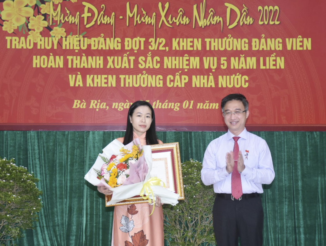 Thừa ủy quyền của Thủ tướng Chính phủ, ông Đặng Minh Thông, Ủy viên Ban Thường vụ Tỉnh ủy, Bí thư Thành ủy, Chủ tịch HĐND TP. Bà Rịa trao Bằng khen cho bà Mã Thị Thu Thảo, Trưởng Phòng Nội vụ TP. Bà Rịa.