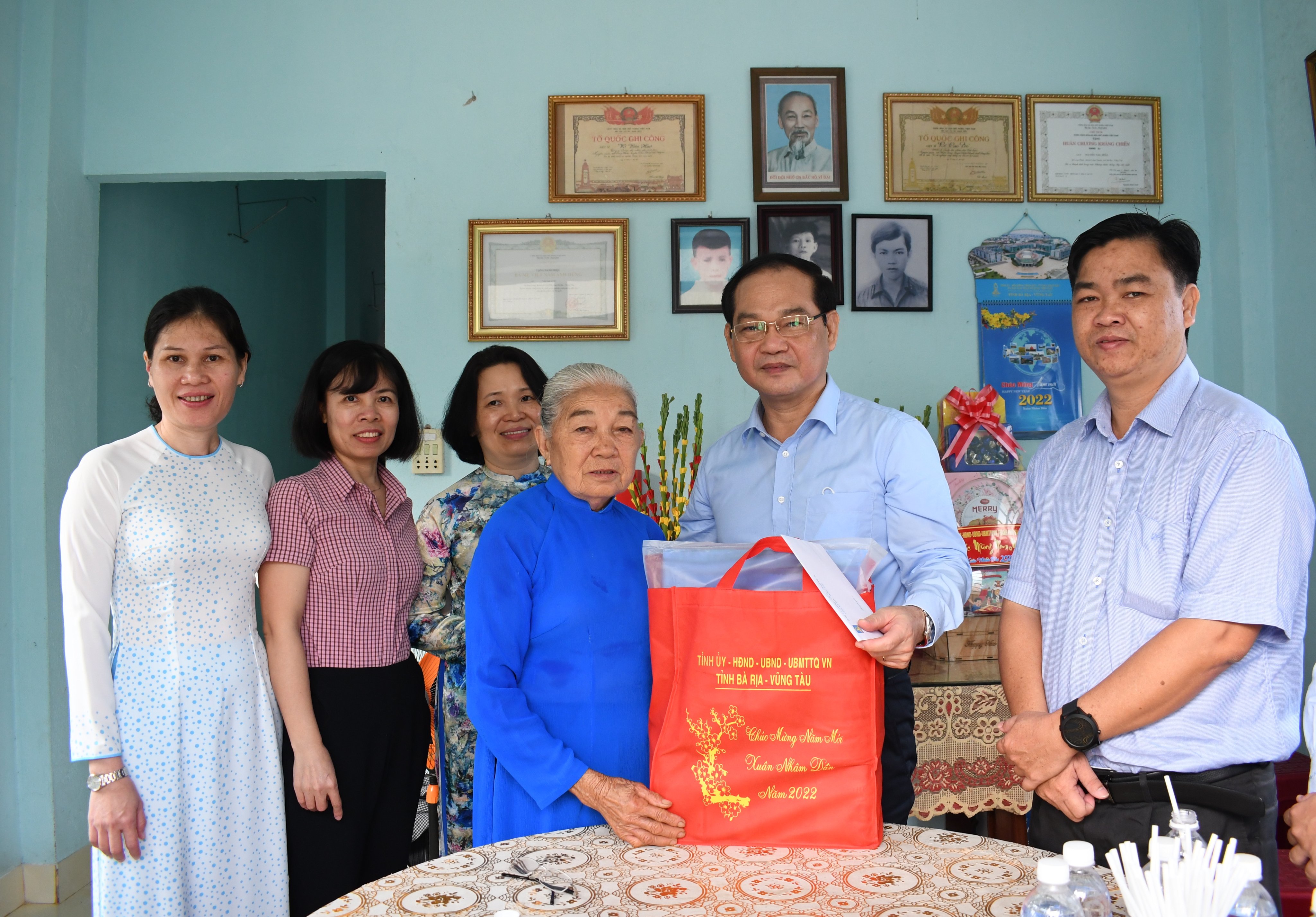 Ông Mai Ngọc Thuận, Ủy viên Ban Thường vụ Tỉnh ủy, Phó Chủ tịch HĐND tỉnh tặng quà Tết Mẹ VNAH Võ Thị Huê (xã Long Phước, TP. Bà Rịa).