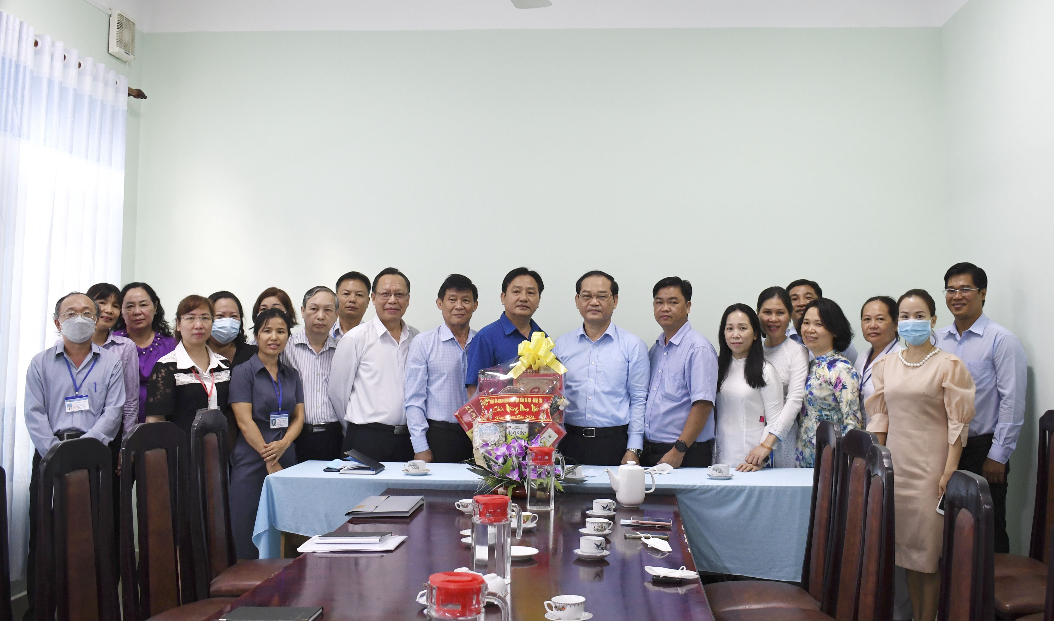 Ông Mai Ngọc Thuận, Ủy viên Ban Thường vụ Tỉnh ủy, Phó Chủ tịch HĐND tỉnh tặng quà Tết CDC tỉnh.