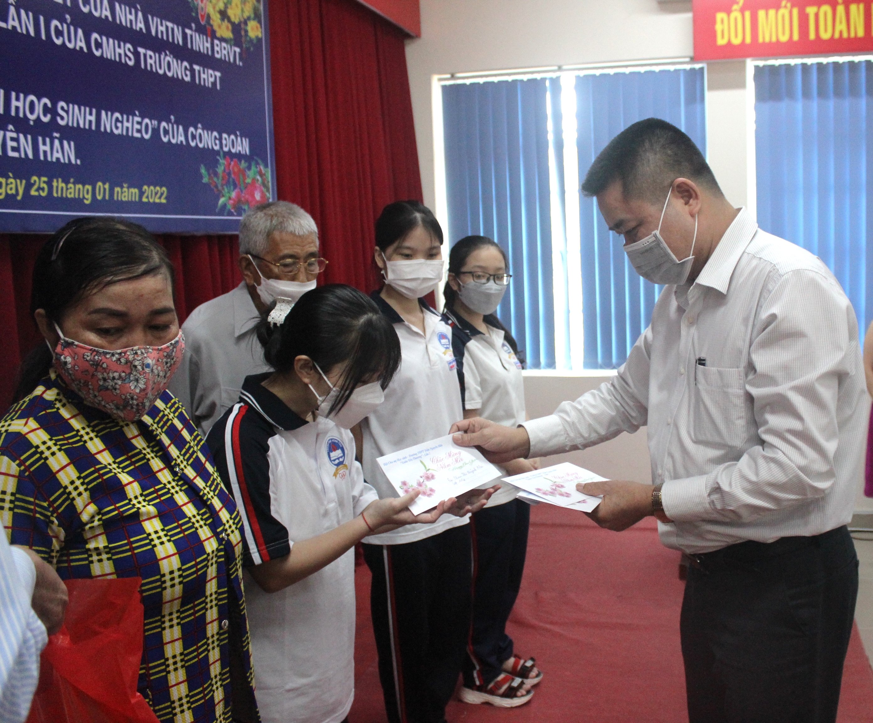 Chương trình “Xuân gắn kết-Tết yêu thương” do Trường THPT Trần Nguyên Hãn tổ chức để chăm lo Tết cho những HS có hoàn cảnh khó khăn nhân dịp Tết Nguyên đán Nhâm Dần năm 2022. 