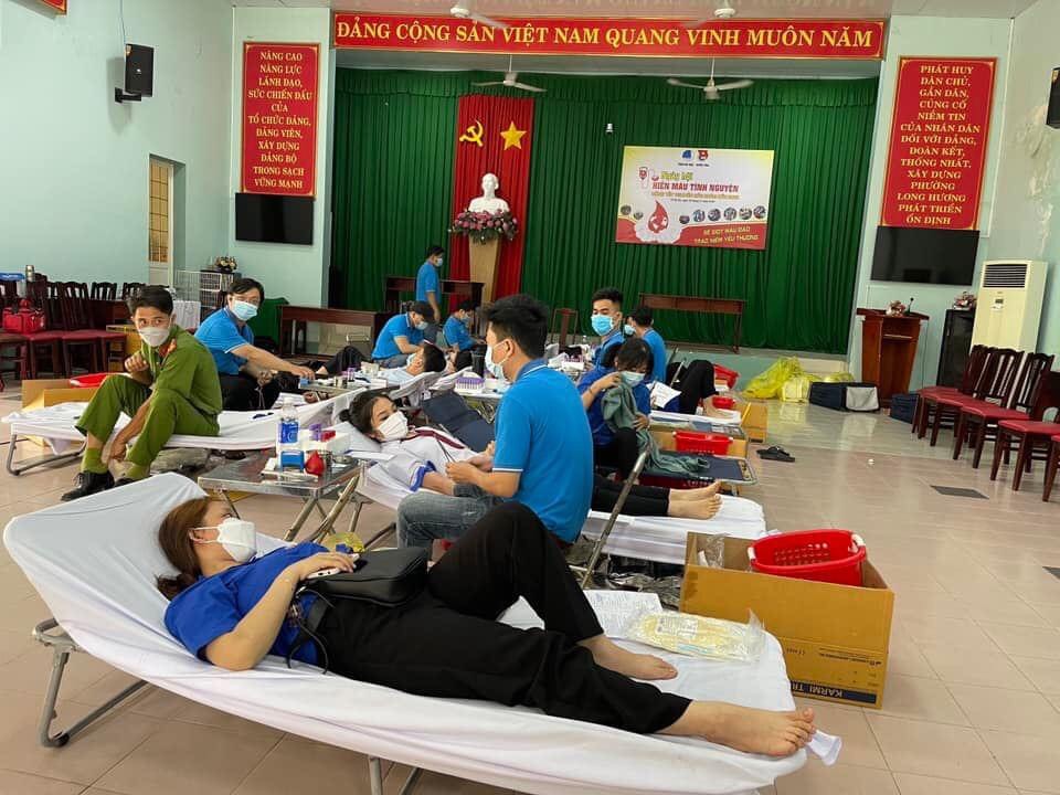 Đoàn viên, thanh niên tham gia hiến máu tình nguyện.