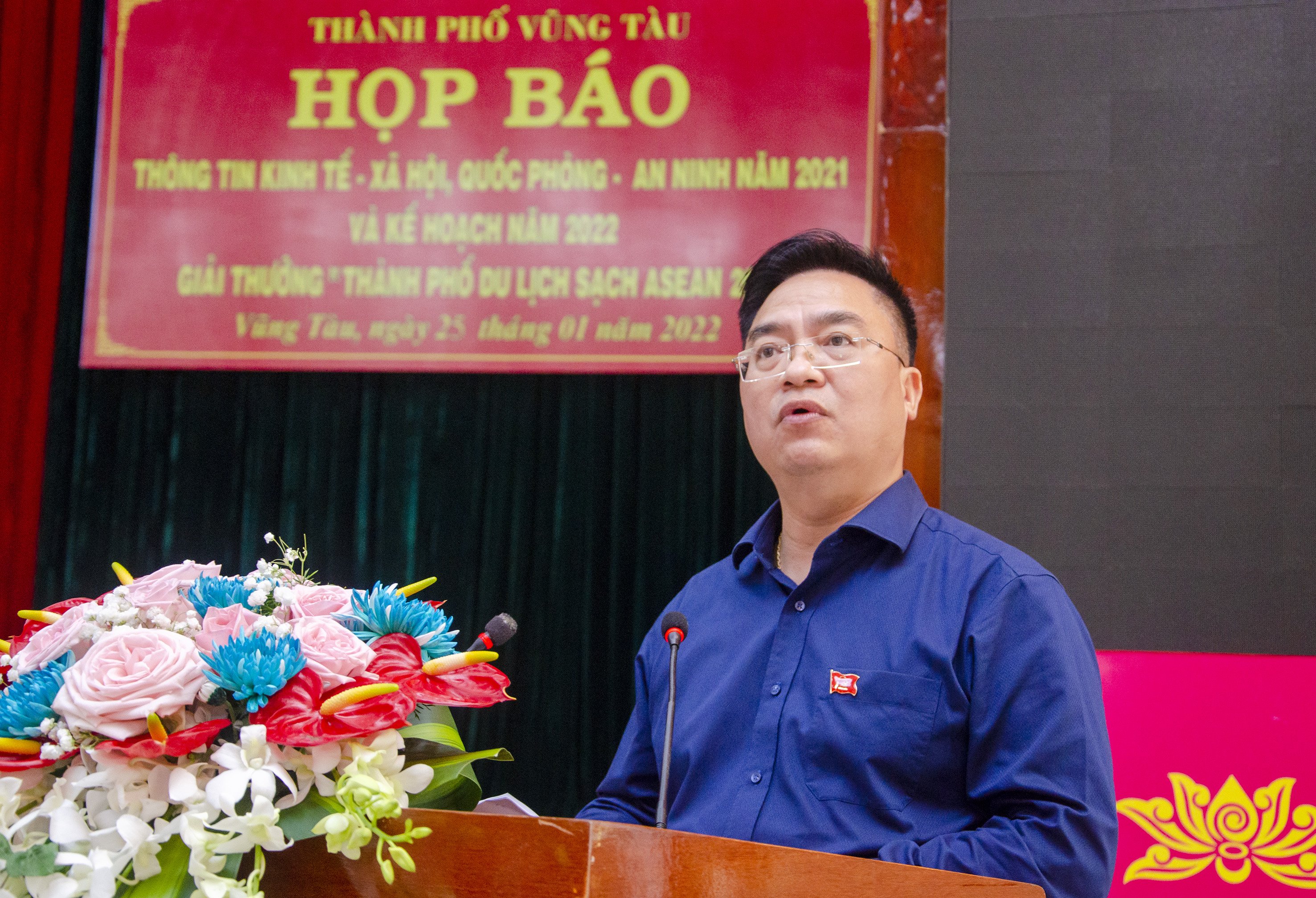 Ông Hoàng Vũ Thảnh, Phó Bí thư Thành ủy, Chủ tịch UBND TP. Vũng Tàu báo cáo kết quả thực hiện kế hoạch phát triển KT-XH, quốc phòng - an ninh năm 2021.