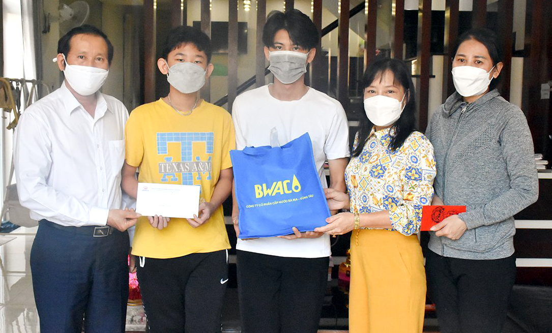 Bà Đỗ Nguyễn Hoàng Dung, Quyền Tổng Biên tập Báo Bà Rịa - Vũng Tàu; ông Phan Văn Dinh, Chủ tịch Công đoàn HODECO tặng quà Tết cho gia đình em Nguyễn Lập Trường (221/20, Trương Công Định,  TP. Vũng Tàu). Ảnh: QUANG VINH