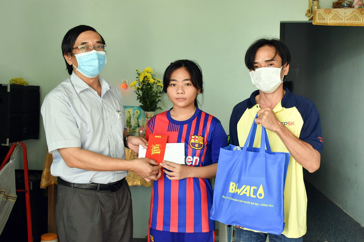 Ông Trương Đức Nghĩa, Phó Tổng Biên tập Báo Bà Rịa - Vũng Tàu trao quà Tết cho gia đình anh Phạm Thanh Trung (thôn 4, xã Long Sơn,  TP. Vũng Tàu). Ảnh: QUANG LÊ