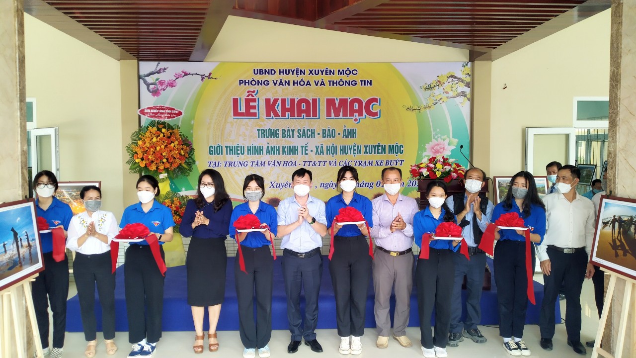 Lãnh đạo Huyện Xuyên Mộc cắt băng khai mạc trưng bày sách, báo, ảnh mừng Đảng, mừng Xuân Nhâm Dần 2022.