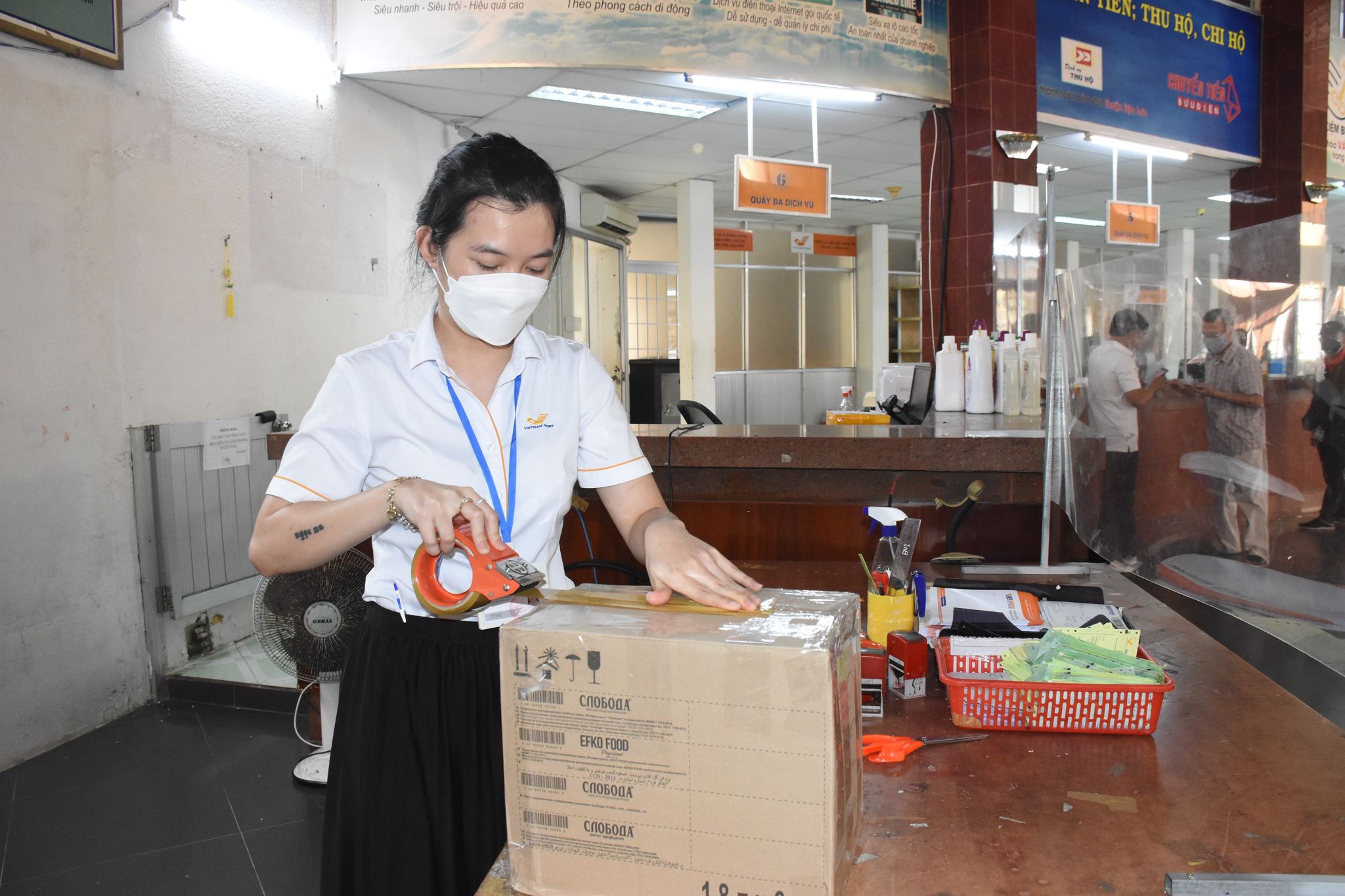 Nhân viên Bưu điện tỉnh đóng gói bưu kiện cho khách.