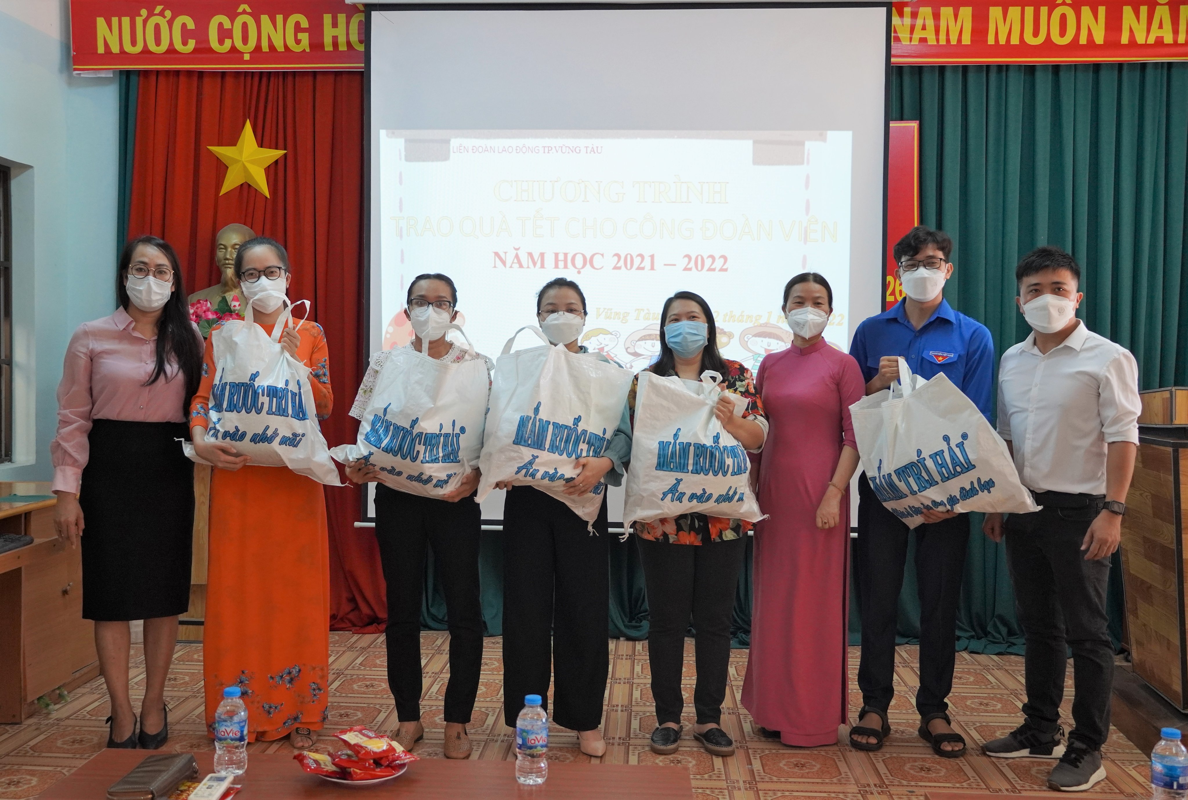 Bà Trần Thị Thanh Thủy, Phó Chủ tịch LĐLĐ TP. Vũng Tàu trao quà tới đoàn viên Trường THCS Thắng Nhì.