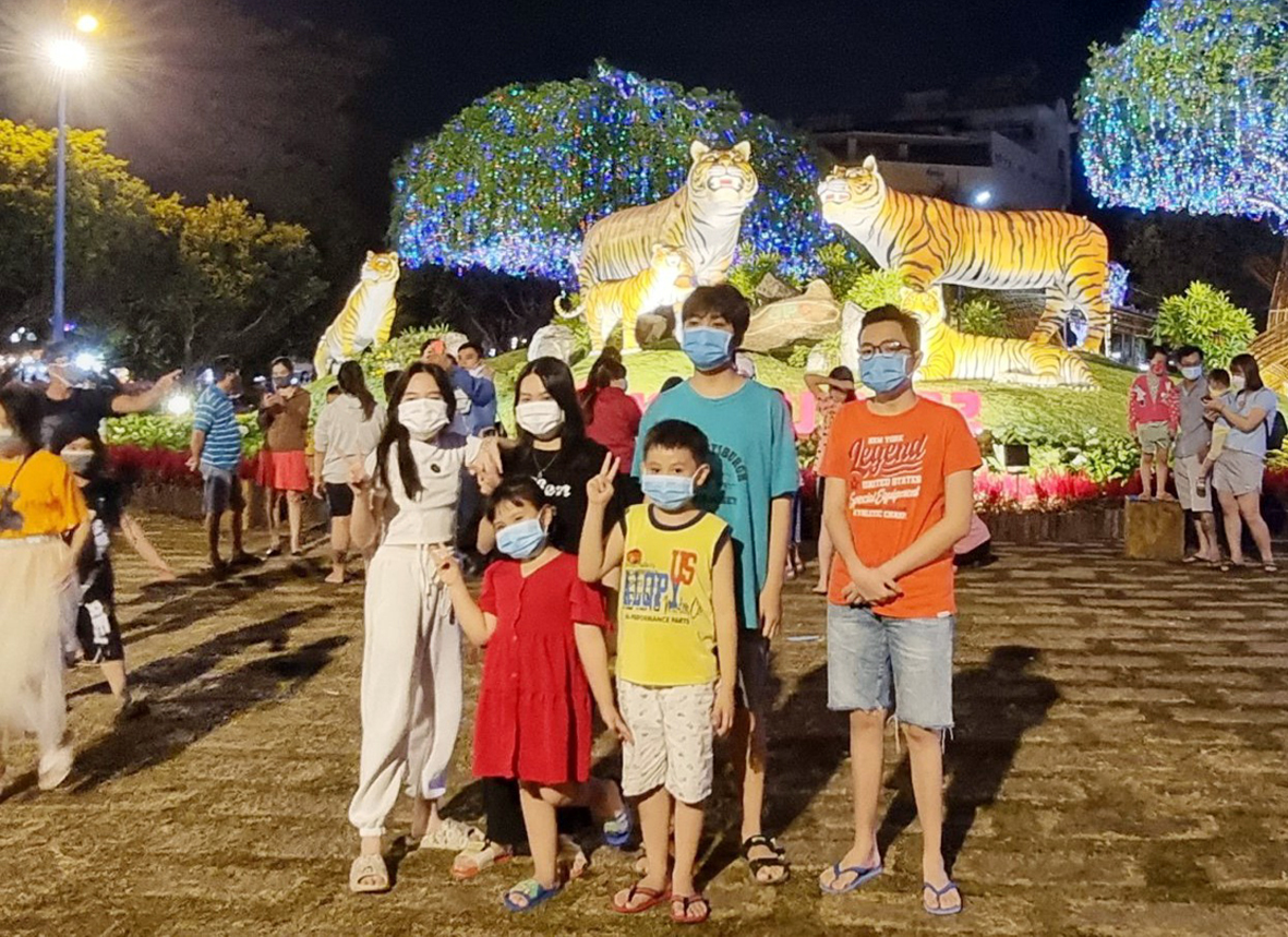 Công viên Bãi Trước lung linh đèn hoa và nhiều tiểu cảnh tạo không gian vui chơi, thư giãn cho du khách và người dân.