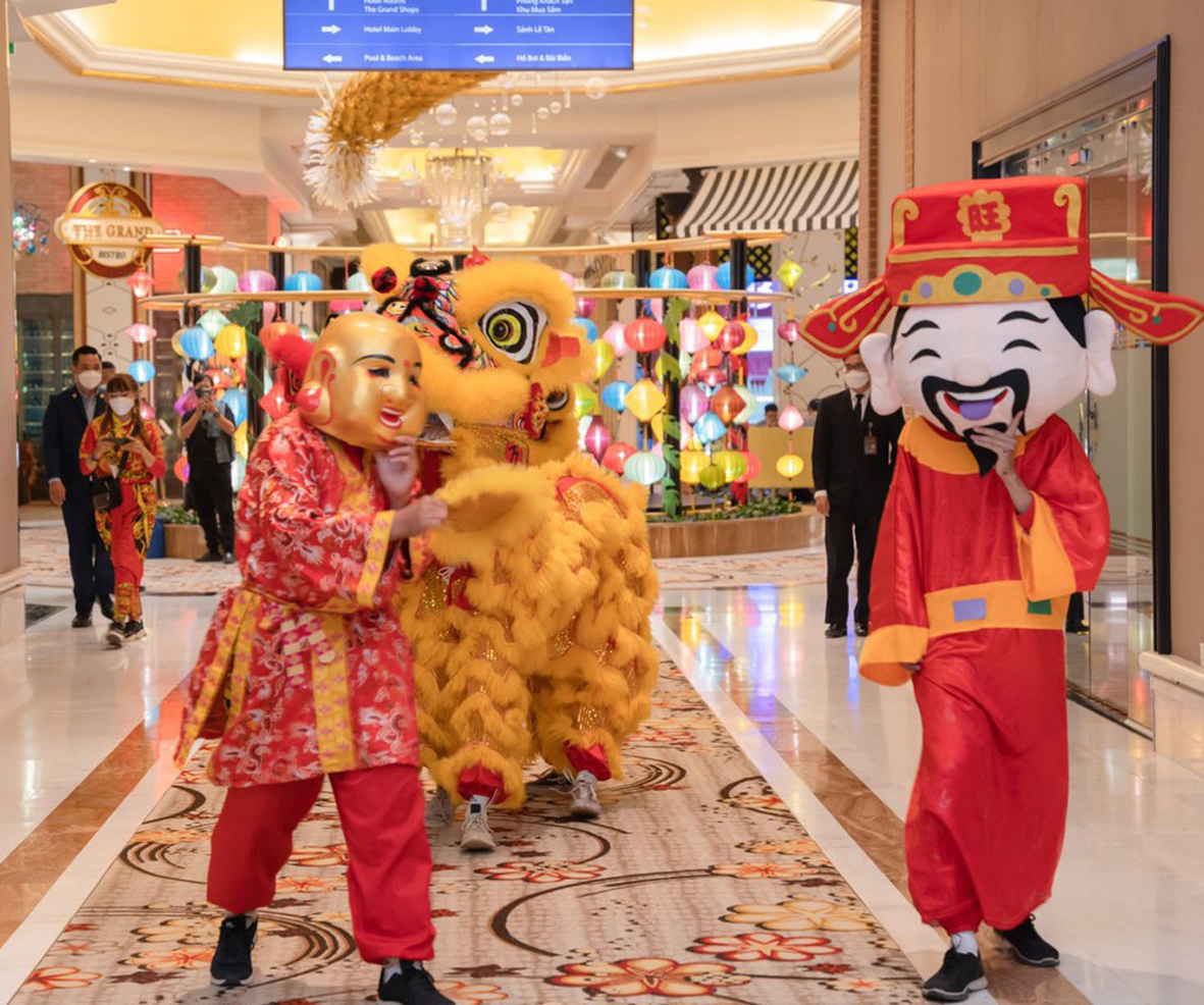 Từ mùng 1 Tết, The Grand Hồ Tràm Strip tổ chức múa lân, viết thư pháp, âm nhạc, trò chơi dân gian... phục vụ khách du Xuân.