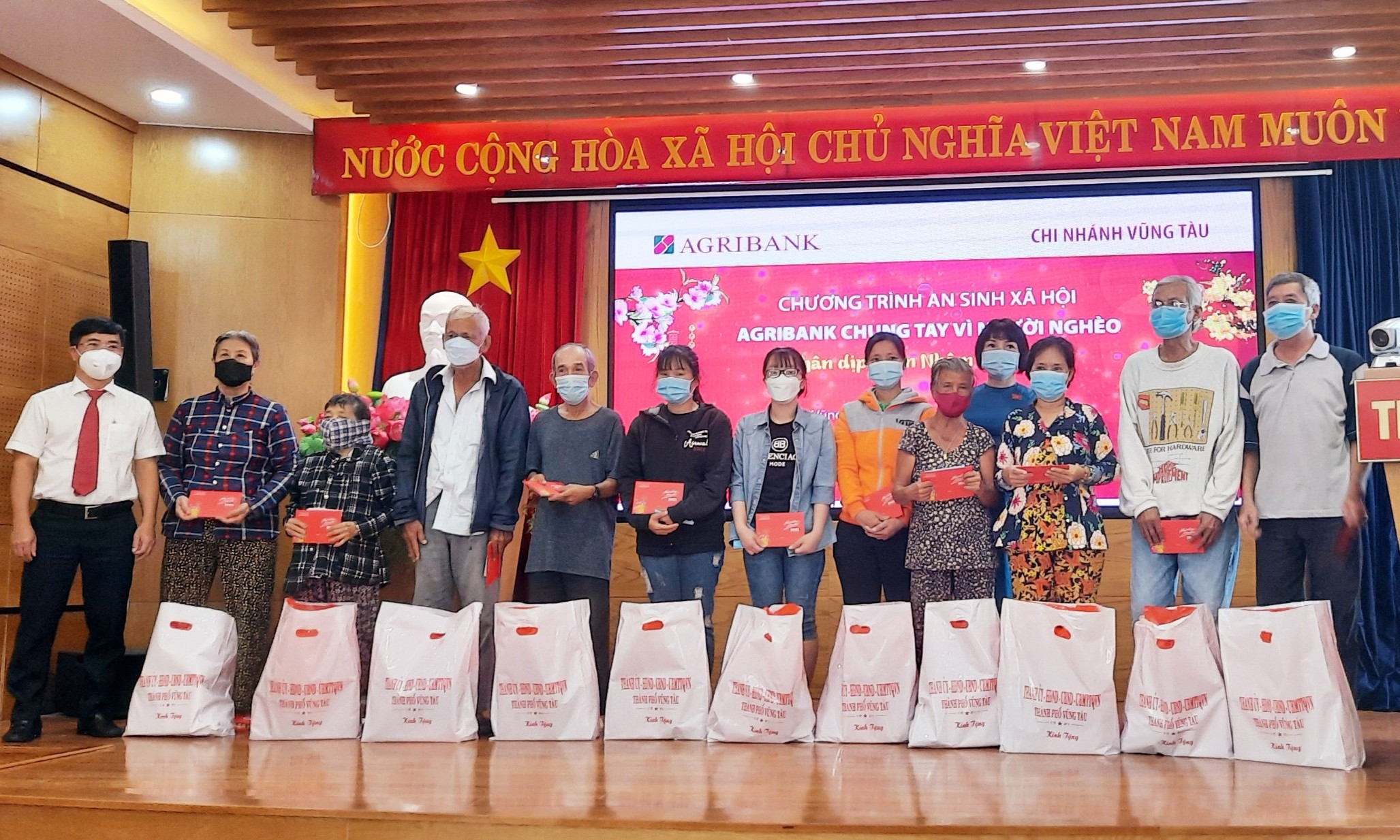 Ông Huỳnh Viết Tỵ, Phó Giám  đốc Agribank - Chi nhánh Vũng Tàu trao quà cho các hộ nghèo trong chương trình “Xuân yêu thương” ngày 27/1. 