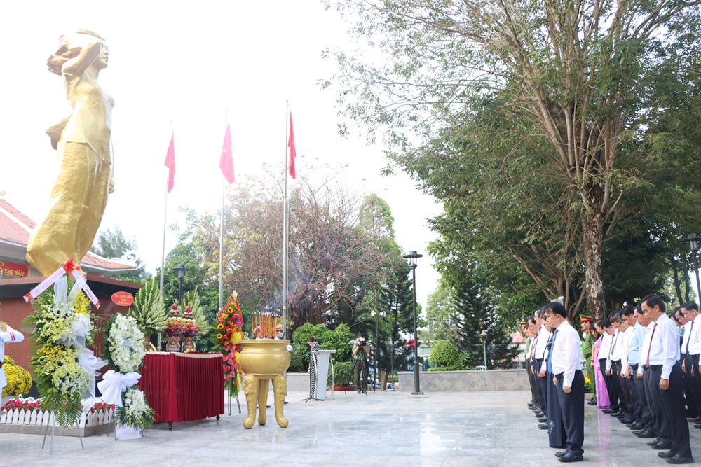 Đoàn lãnh đạo tỉnh mặc niệm trước tượng đài AHLLVTND Võ Thị Sáu.