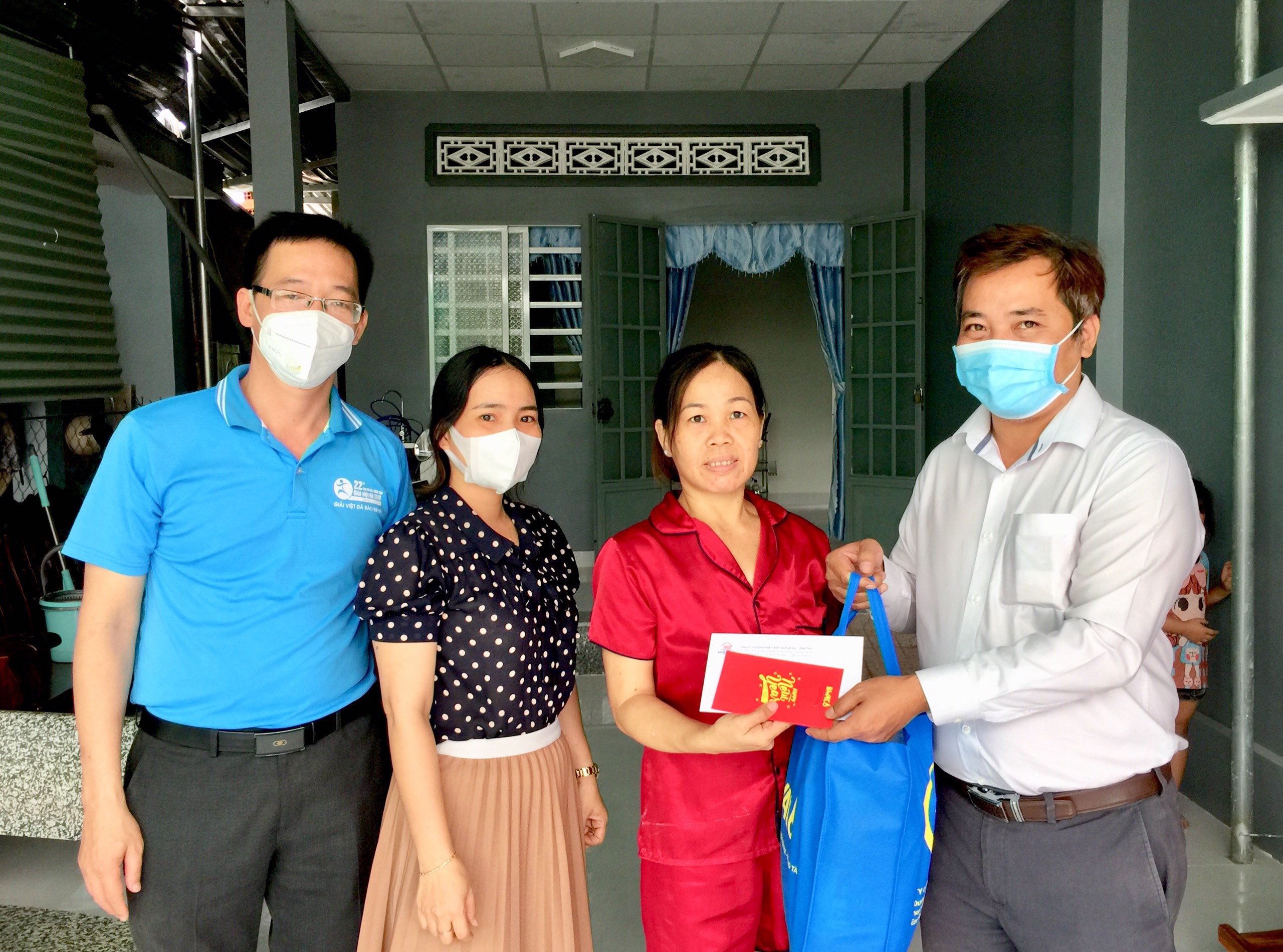 Đoàn công tác Báo Bà Rịa-Vũng Tàu trao quà cho gia đình em Võ Minh Hiếu (thôn Sông Cầu, xã Nghĩa Thành, huyện Châu Đức).