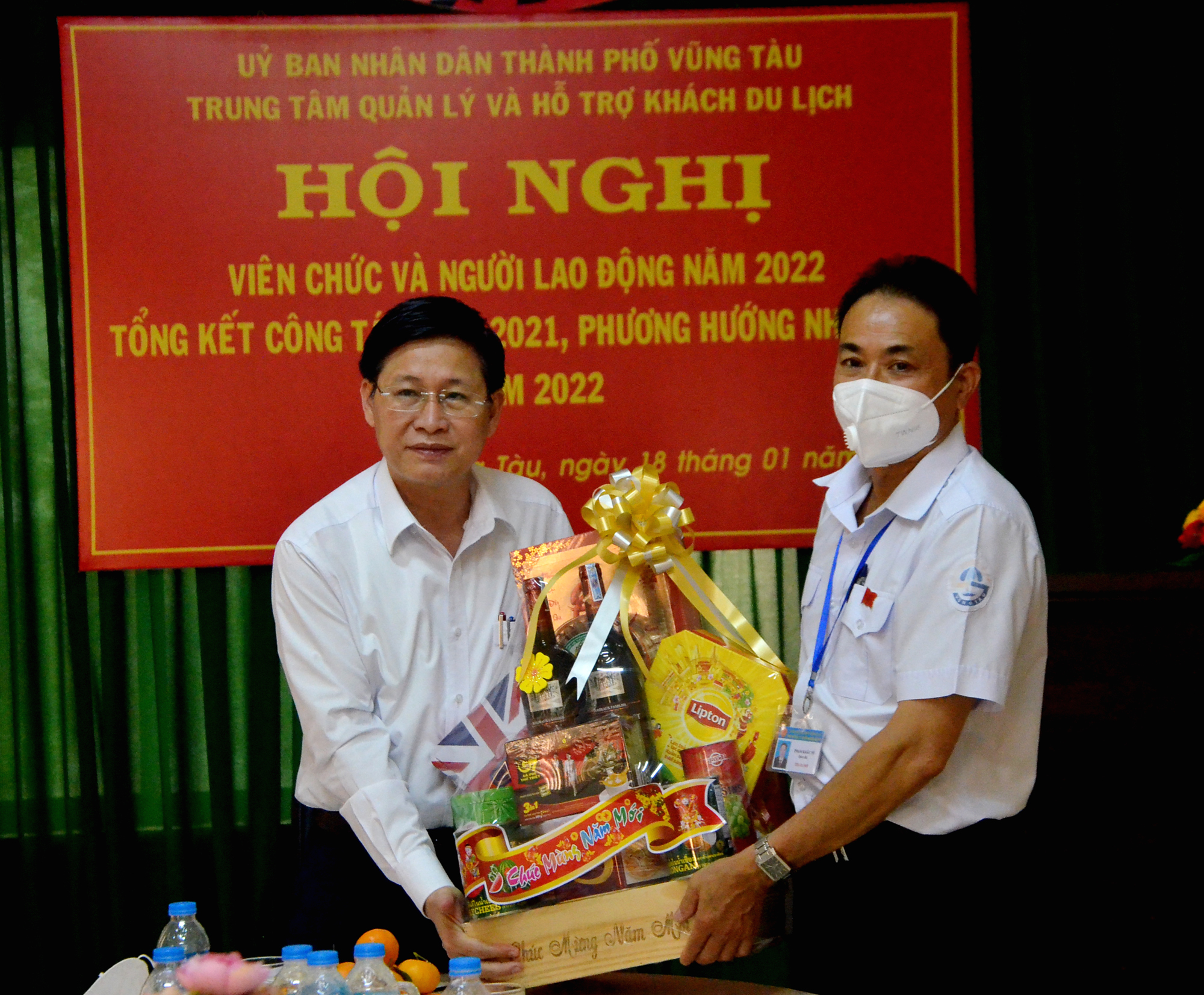 Ông Lê Ngọc Khánh, Phó Chủ tịch UBND tỉnh tặng quà Tết cho Trung tâm Quản lý và hỗ trợ khách du lịch TP. Vũng Tàu.