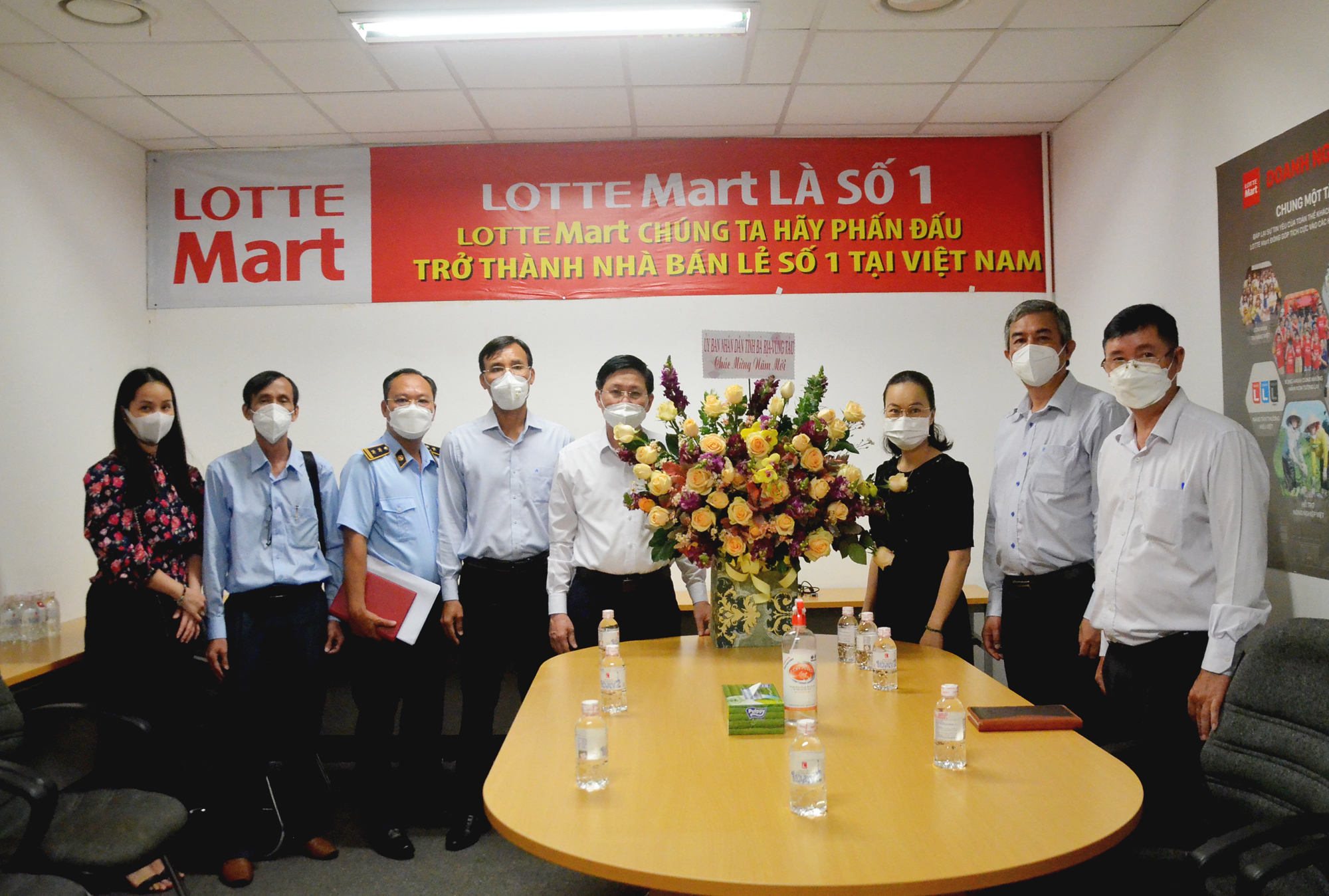 Ông Lê Ngọc Khánh, Phó Chủ tịch UBND tỉnh tặng quà Tết cho đại diện Lotte Mart Vũng Tàu.