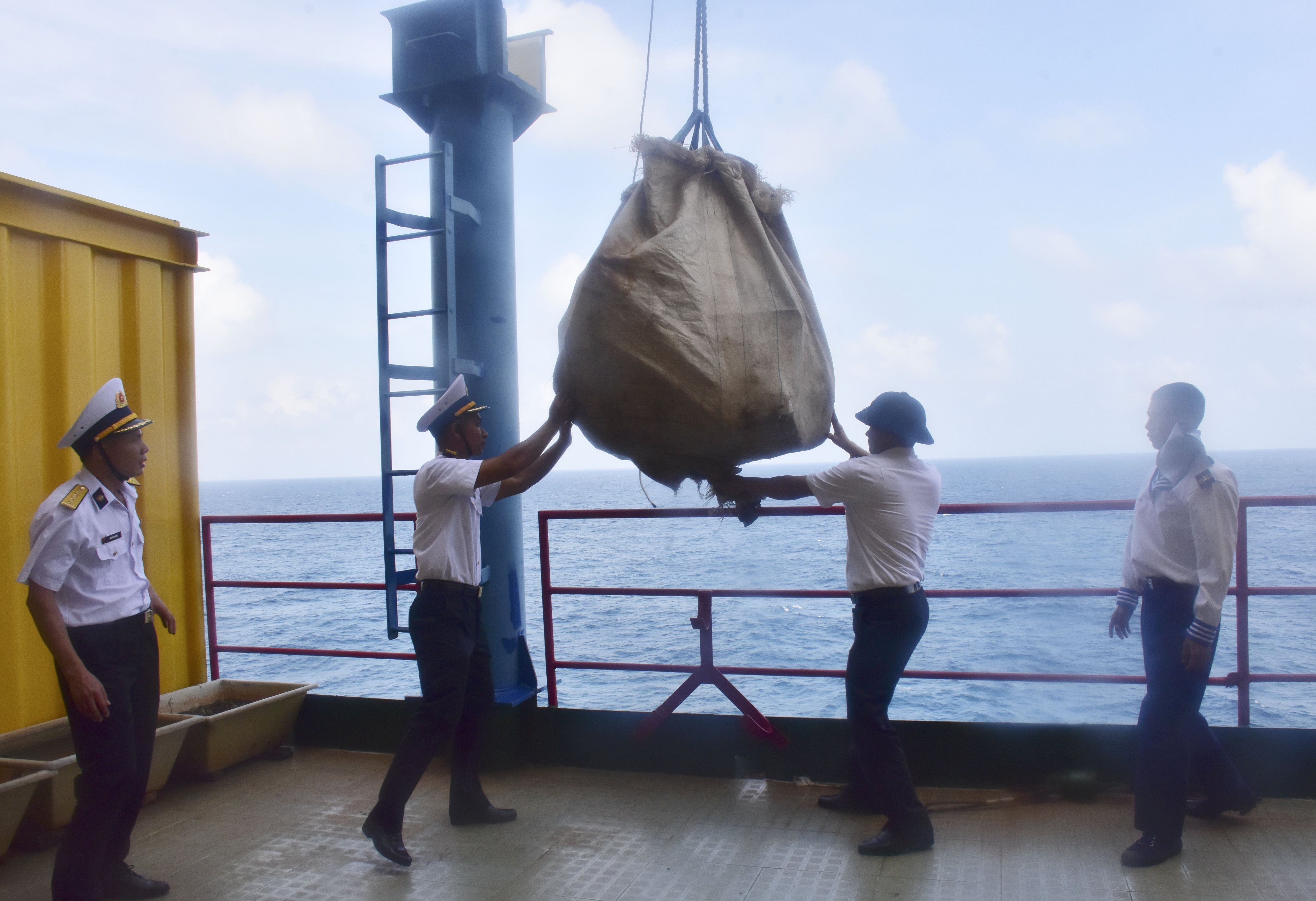 Cán bộ, chiến sĩ nhà giàn DK1/9 tiếp nhận hàng hóa từ tàu chuyển lên.