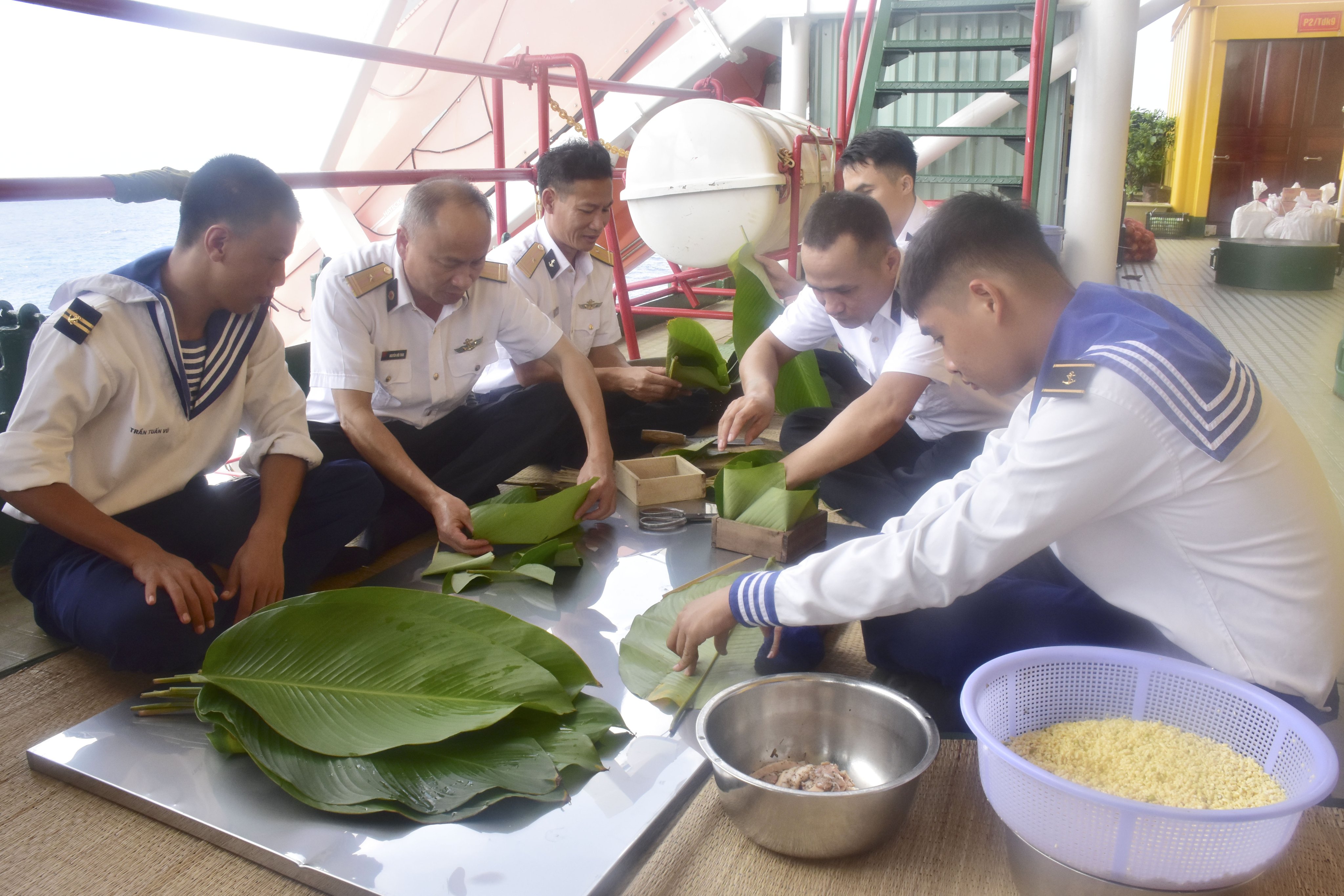 Cán bộ, chiến sĩ nhà giàn DK1/9 tổ chức gói bánh chưng chuẩn bị Tết.