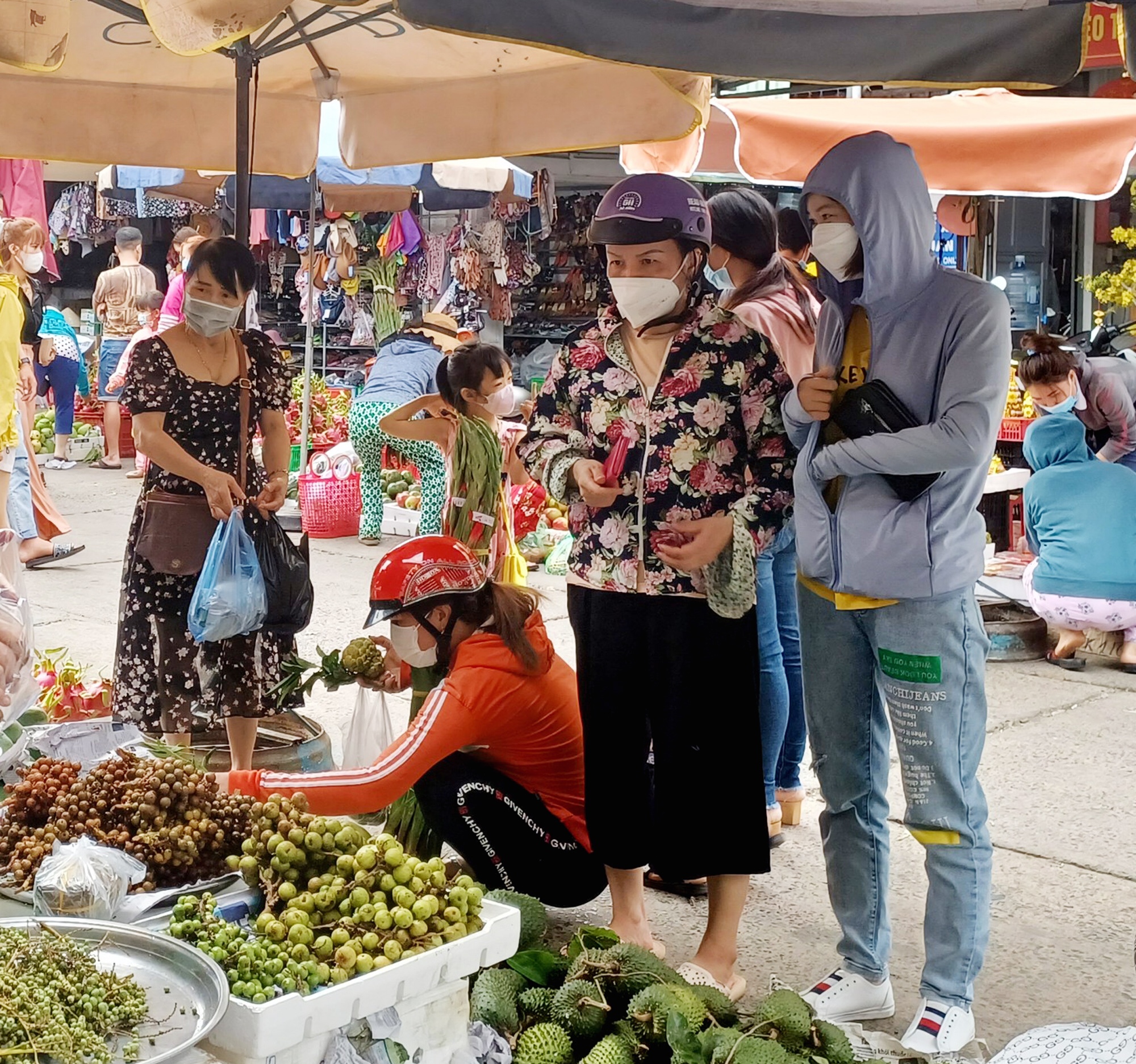 Người dân mua trái cây tại chợ Vũng Tàu sáng 28 tháng Chạp.