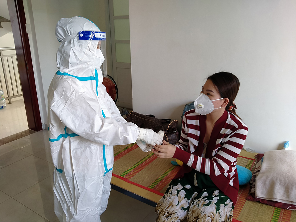 Nhân viên y tế hướng dẫn sử dụng thuốc điều trị cho bệnh nhân tại Cơ sở điều trị COVID-19 Bưng Riềng, huyện Xuyên Mộc. Ảnh: THANH HỒNG