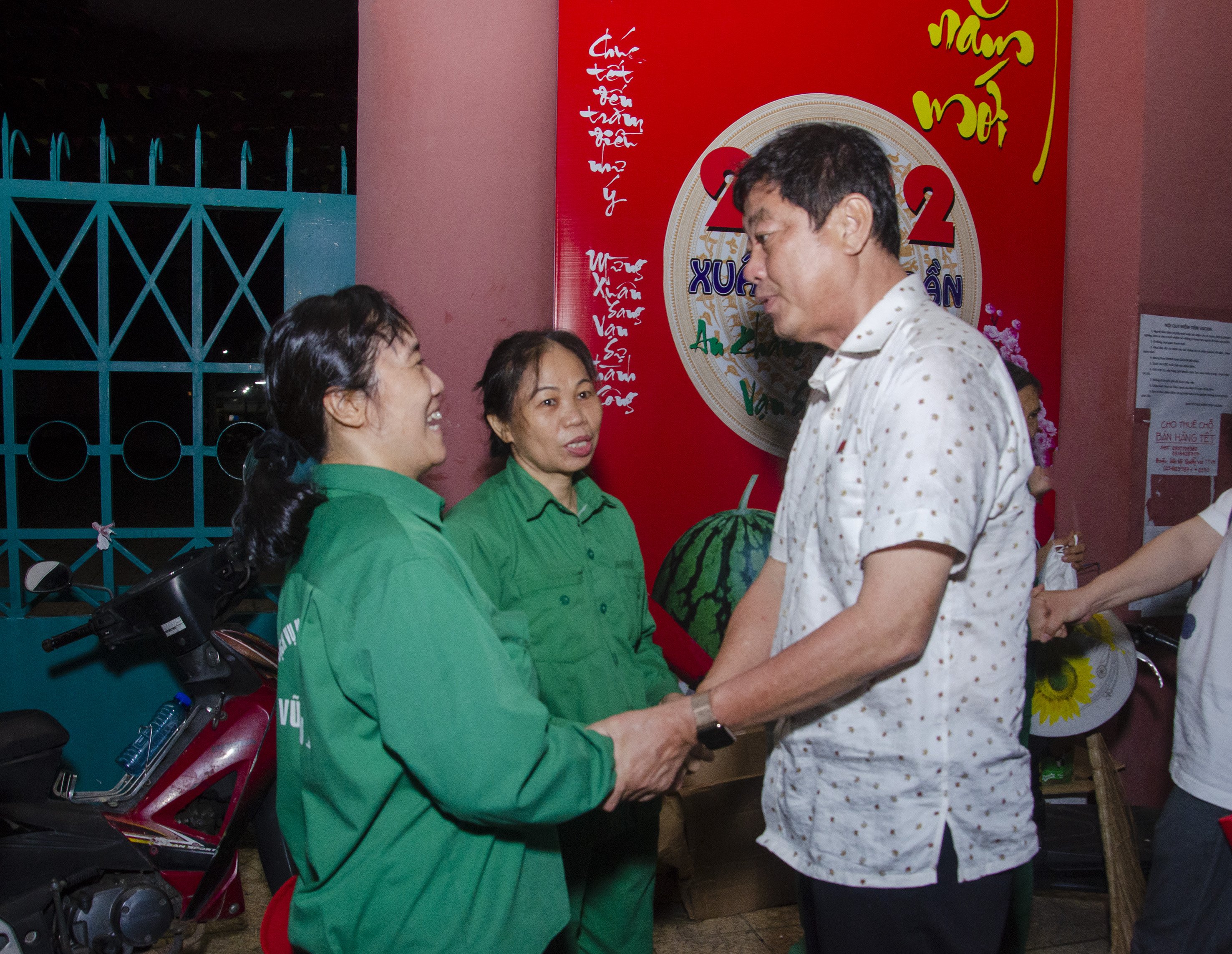 Ông Trần Đình Khoa, Ủy viên Ban Thường vụ Tỉnh ủy, Bí thư Thành ủy Vũng Tàu thăm, động viên công nhân Công ty CP Dịch vụ Môi trường và Công trình đô thị Vũng Tàu đang làm nhiệm vụ dọn vệ sinh môi trường tại khu vực đường Nguyễn Tri Phương, phường 7.