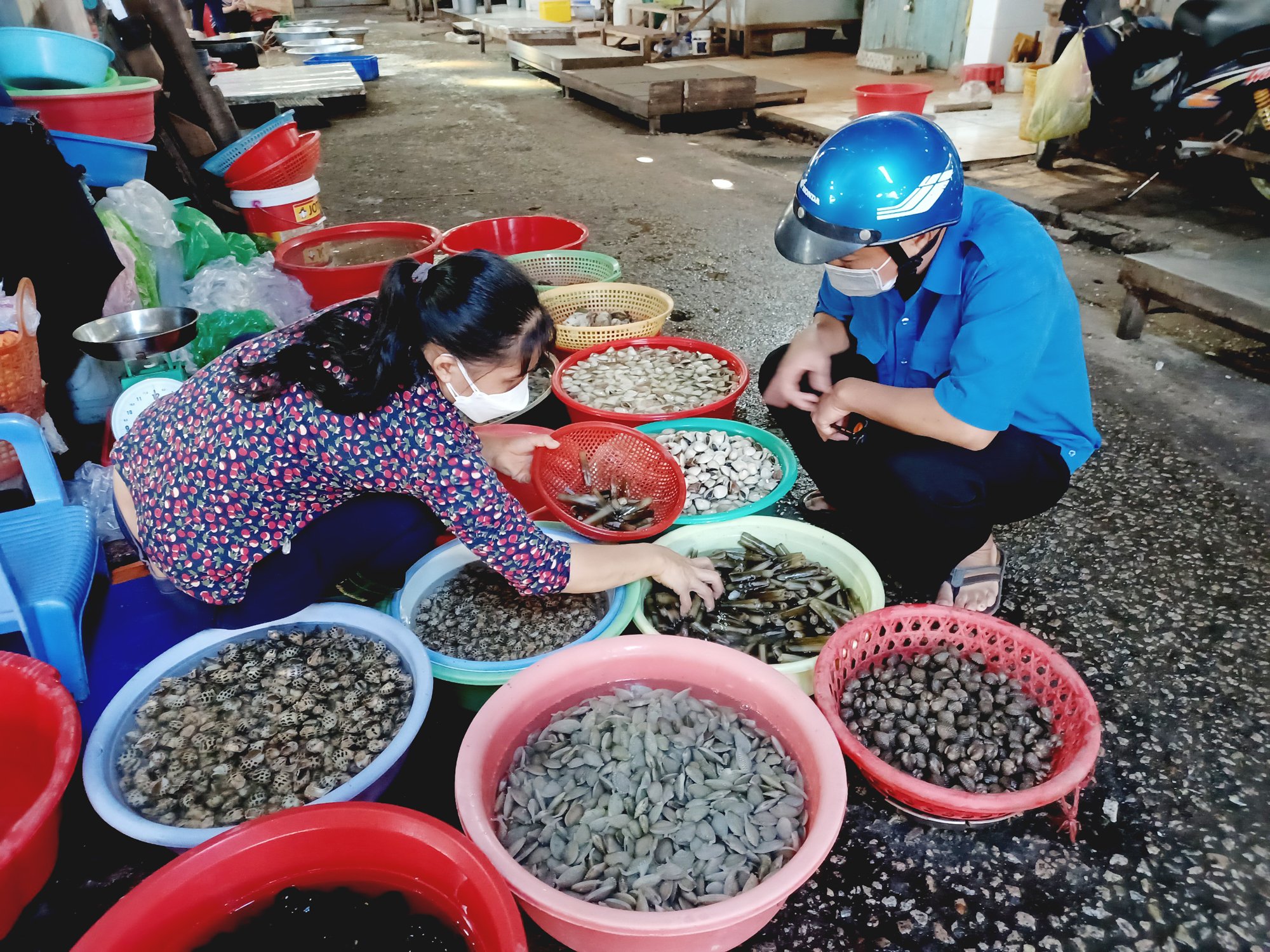 Người dân chọn mua hải sản tại chợ Rạch Dừa, TP. Vũng Tàu sáng mùng 3 Tết (nhằm ngày 3/2).
