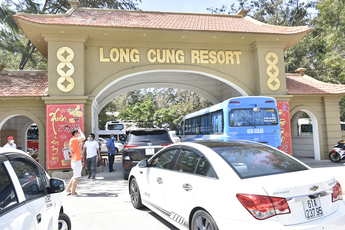 KDL Long Cung chật kín xe trong buổi sáng mùng 4 Tết.